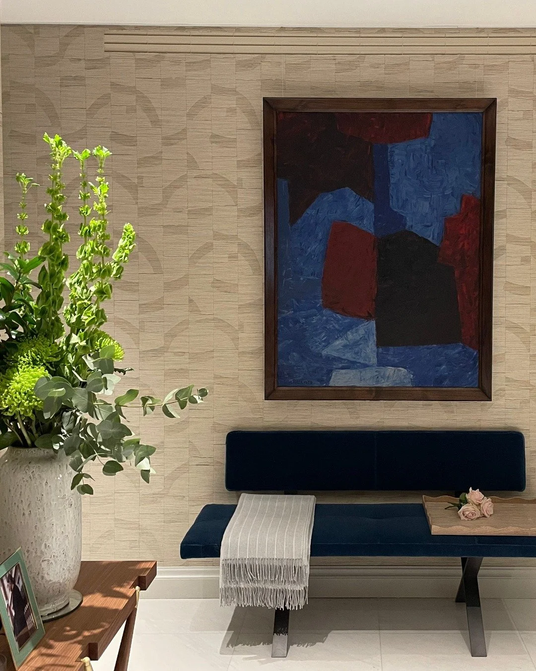 𝐂𝐎𝐍𝐂𝐈𝐍𝐍𝐈𝐓𝐀𝐒 𝐗 𝐁𝐄𝐒𝐏𝐎𝐊𝐄 𝐃𝐄𝐒𝐈𝐆𝐍 🎨
ㅤ
Every detail tells a story, and the artwork at 20 Grosvenor Square is no exception. Each piece was thoughtfully curated and placed to perfectly complement the timeless elegance of the space, 