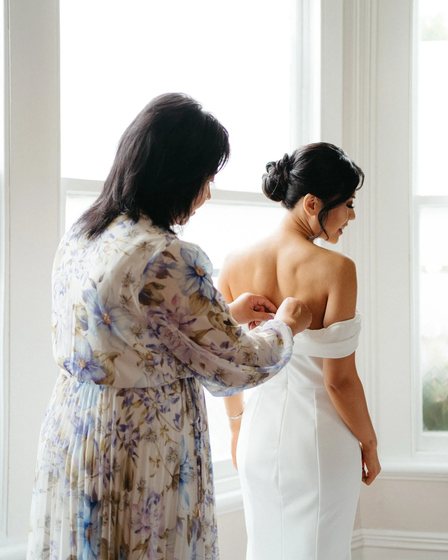 Timeless bridal hairstyles? Always a big yes for me. 

As a Bridal Stylist, we have favourite hairstyles and makeup looks. We did a classic messy bun and Linga allowed me to cut her framing pieces too! The trust was real. Oh, and this Bride did her o