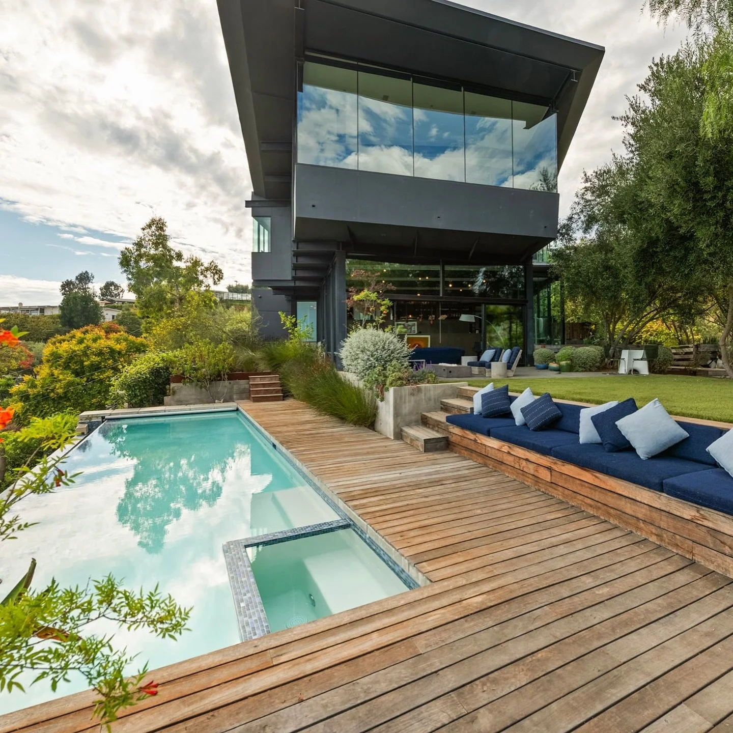 JUST LISTED FOR LEASE: A striking architectural residence designed by Hagy Belzberg, FAIA, OAA, showcasing modern design and sweeping canyon, city, and ocean views.
 
1406 1/2 N Kenter

4 Bed | 5.5 Bath | 5000 sq ft
$38,000/mo

A dramatic living room