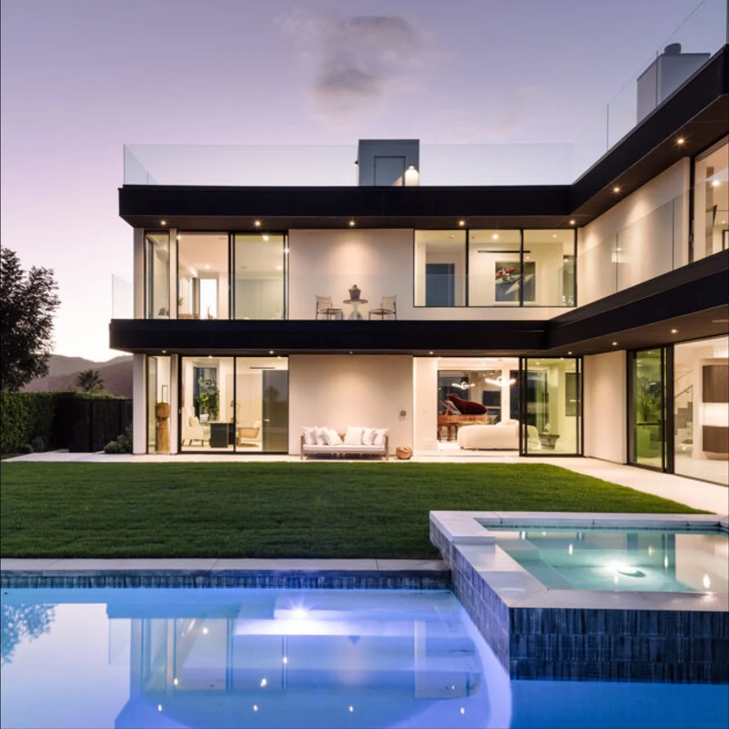 This 2020-built, modern Brentwood estate has it all! Nearly 6,500 sq ft of light filled space, a private theater, wine cellar, 360&deg; rooftop deck, and an outdoor oasis made for golden hour hangs. And it&rsquo;s open today 💁🏼&zwj;♀️ 

Open House 