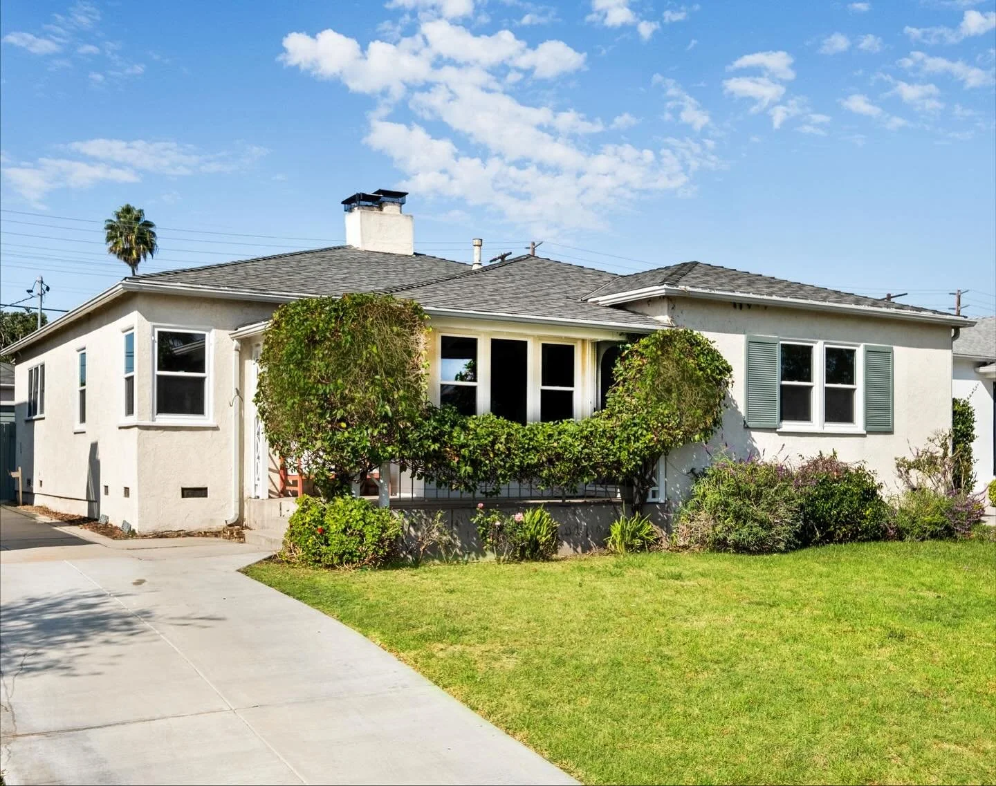 Loved by the same family for over 30 years, 8101 Naylor Avenue radiates warmth and comfort. With hardwood floors, a generous layout, and a serene backyard, this Westchester home offers both heart and potential. 

OPEN HOUSE - Today 10/26 2-5PM

8101 