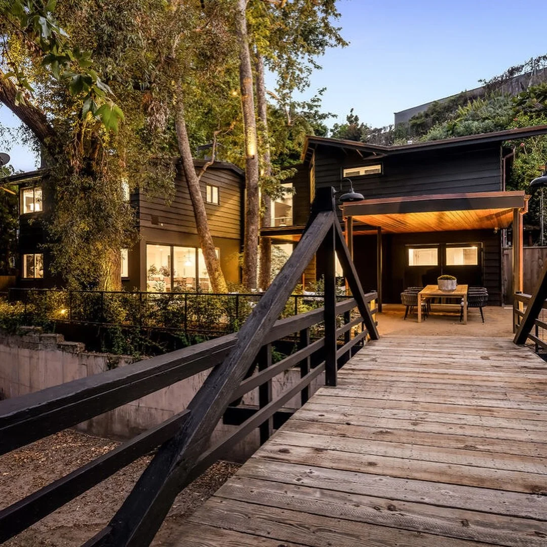 A serene Santa Monica Canyon retreat surrounded by sycamores and eucalyptus trees. Thoughtfully and completely renovated with Amber Interiors and architect Scott Prentice, it features an open chef&rsquo;s kitchen, beautiful natural materials, and sea