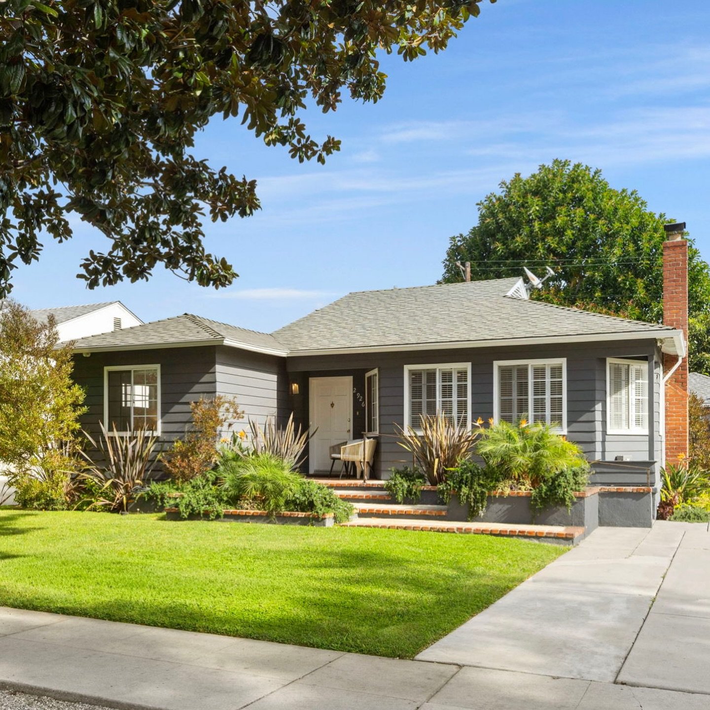 A cutie West LA home that checks all the boxes! Quiet/tree lined street, updated interiors, and a fully renovated + permitted ADU. 

Stop by to see it this weekend or message me for a private showing 💌

OPEN HOUSE - Sunday 3/29, 2-5PM

2926 S Bentle
