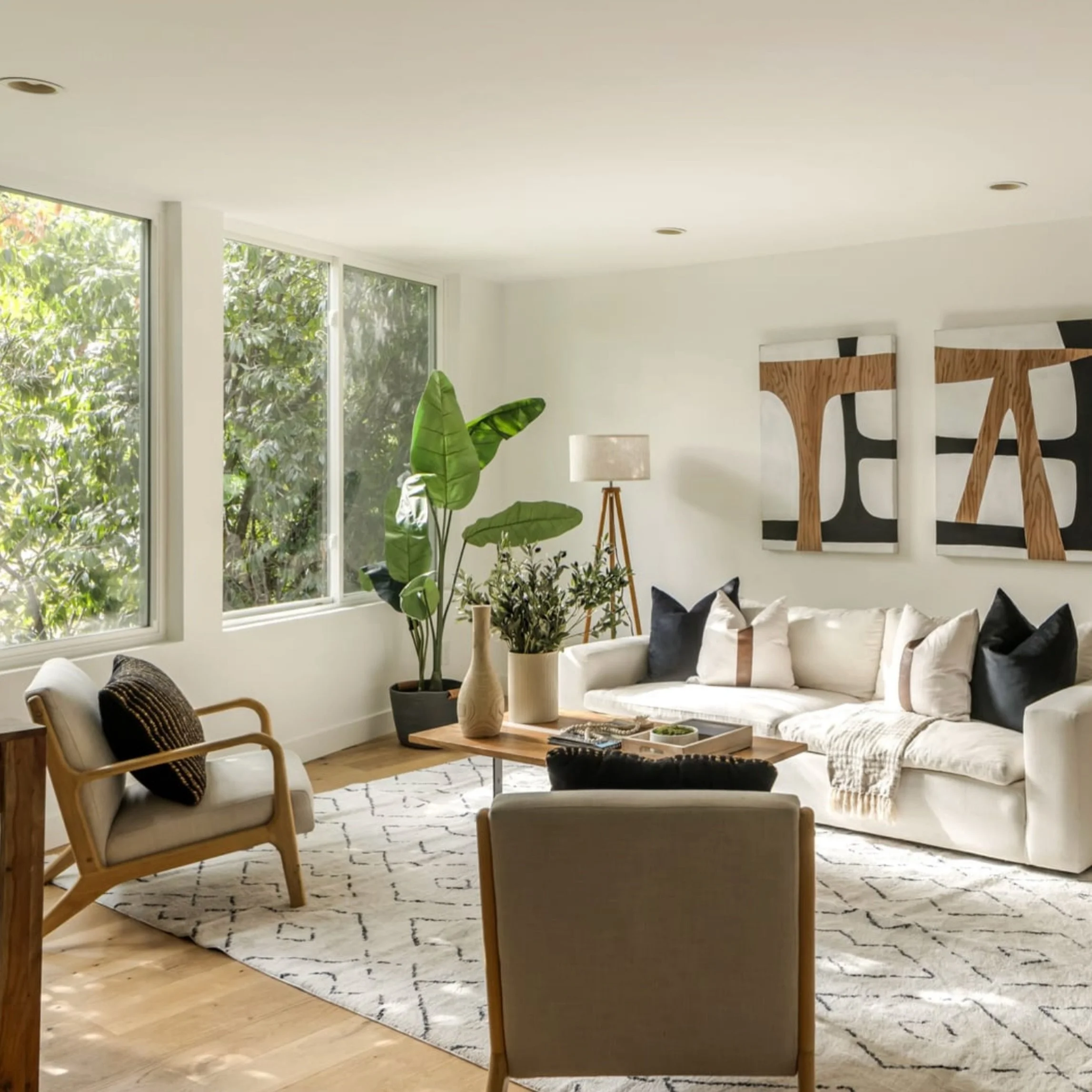 Westwood living at its best! Bright, spacious, updated, and perfectly located, this one checks all the boxes. Easy access to UCLA, Century City, and everything the Westside has to offer.

Stop by to see it or message me for a private showing 💌

OPEN