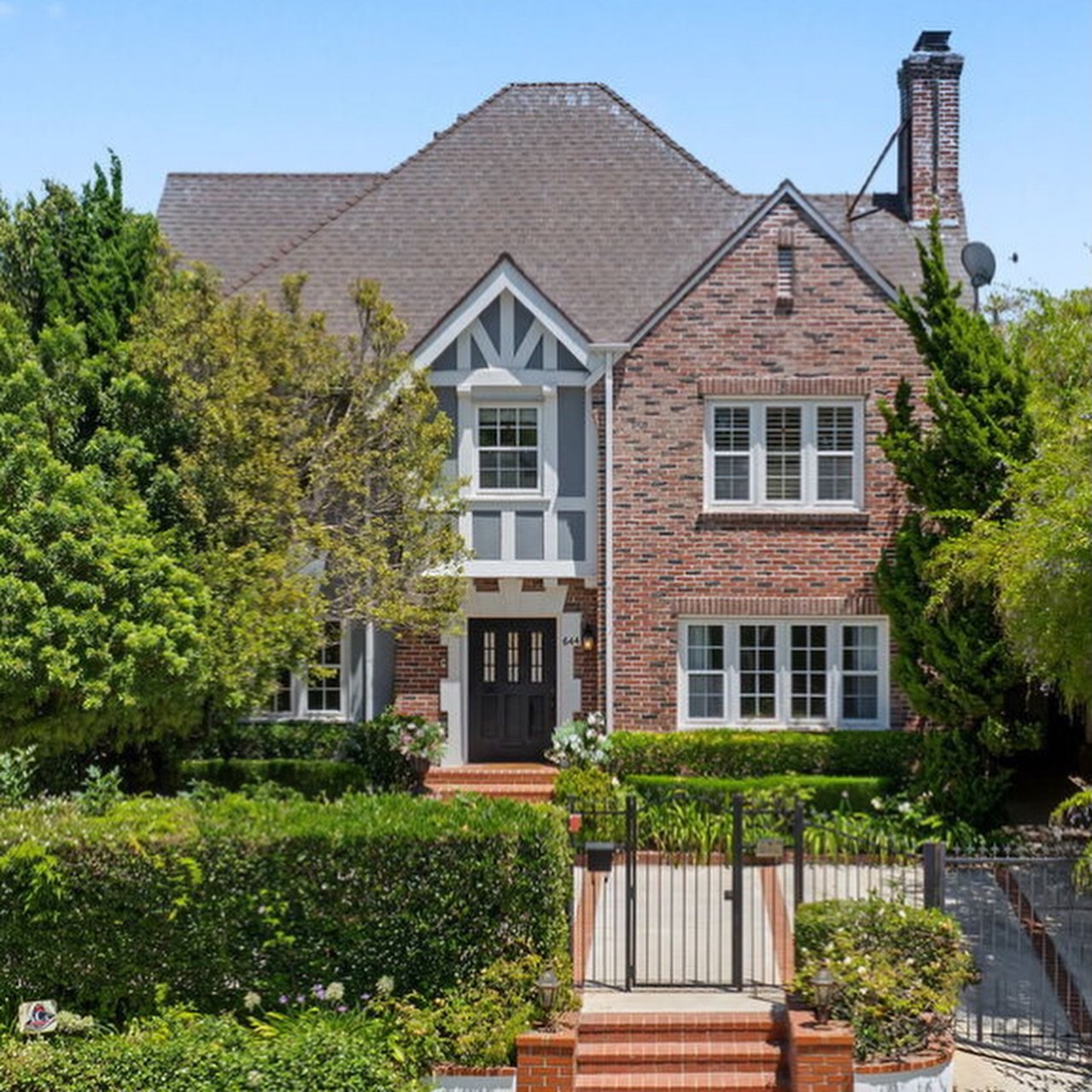 A beautifully refreshed English Tudor in Hancock Park, filled with timeless character and thoughtful contemporary updates. 

Rich hardwood floors, abundant natural light, beautifully renovated living spaces, generous storage, and a gracious floor pla