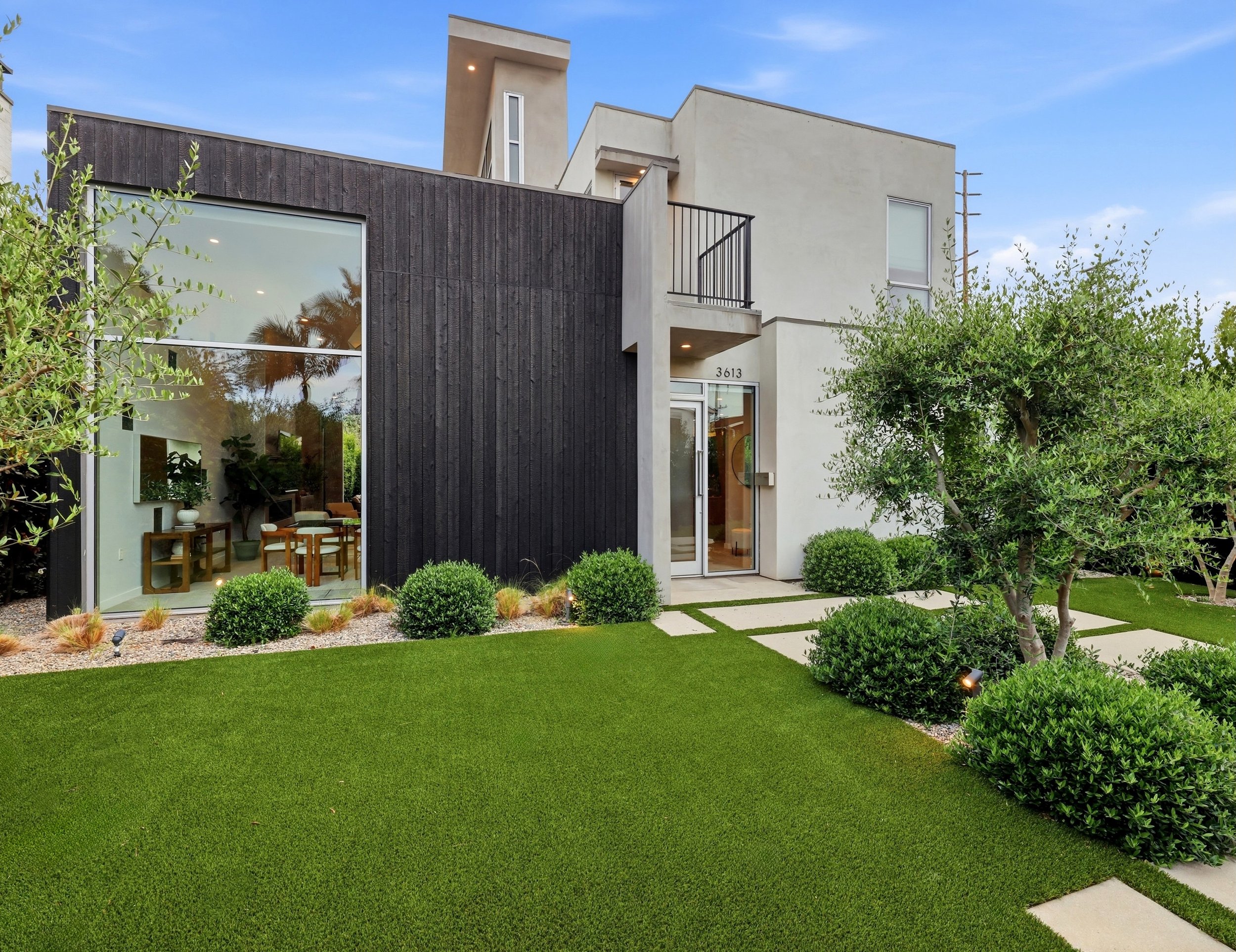 Newly priced in Mar Vista ✨ Gated, private, and designed by Martinko Studios, this striking contemporary home blends bold architecture with a highly functional floor plan.

Soaring ceilings, polished concrete floors, walls of glass, and Shou Sugi Ban