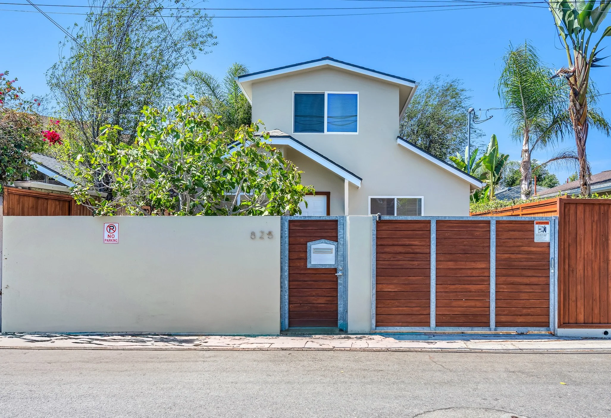Just Listed for Lease 🌴 A bright and updated Venice home, tucked west of Lincoln near Abbot Kinney + Rose. 

Vaulted ceilings, skylights, private outdoor spaces, an upstairs balcony, and gated parking.

825 San Miguel Ave
3 bed | 2.5 bath | 1,100 sq