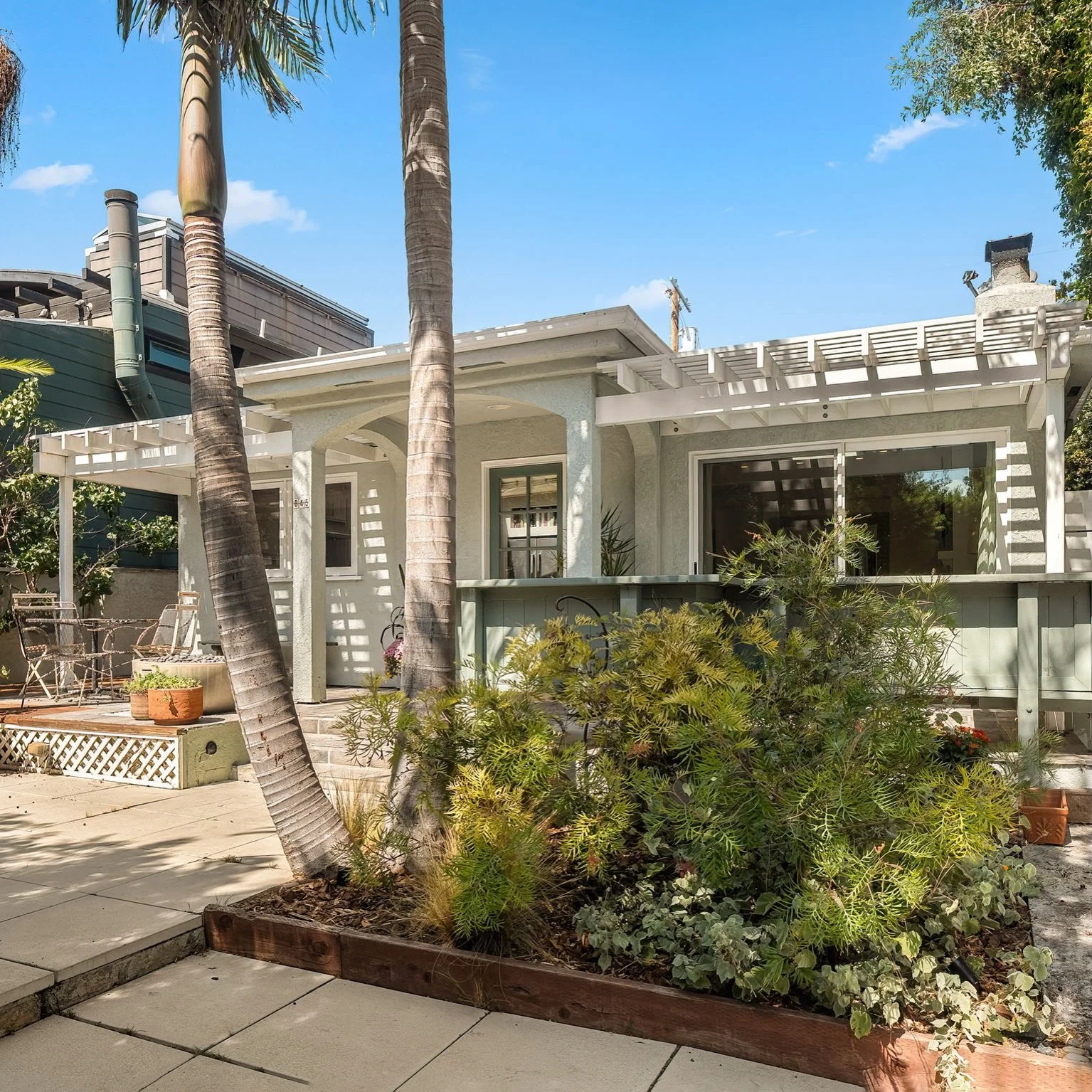Set along one of the cherished Venice Walk Streets, this California bungalow has all the character you love about Venice, paired with the updates and practicality that make it easy to live in:

3 bed/2 bath, tons of natural light, vaulted ceilings, w