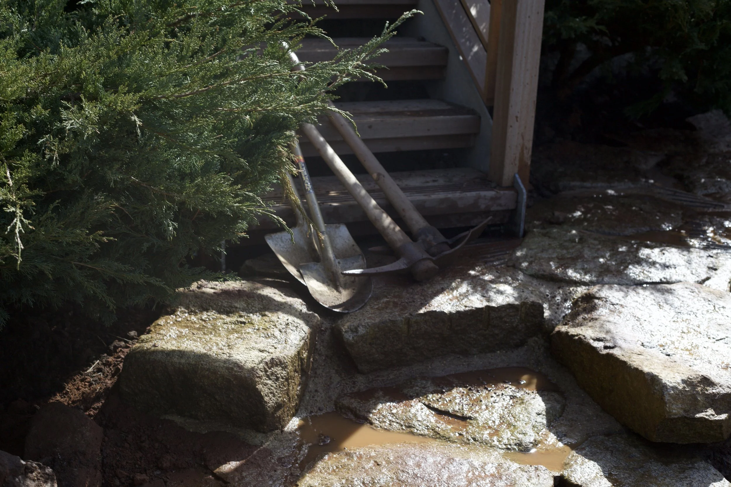 Walling stone pathways
