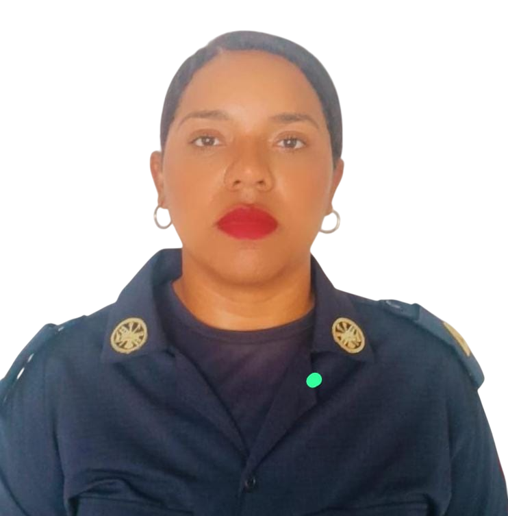 Mujer uniformada con cabello corto, luciendo maquillaje rojo, en fondo blanco.