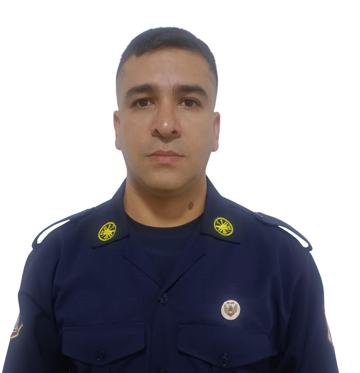 Joven en uniforme policial con fondo blanco.