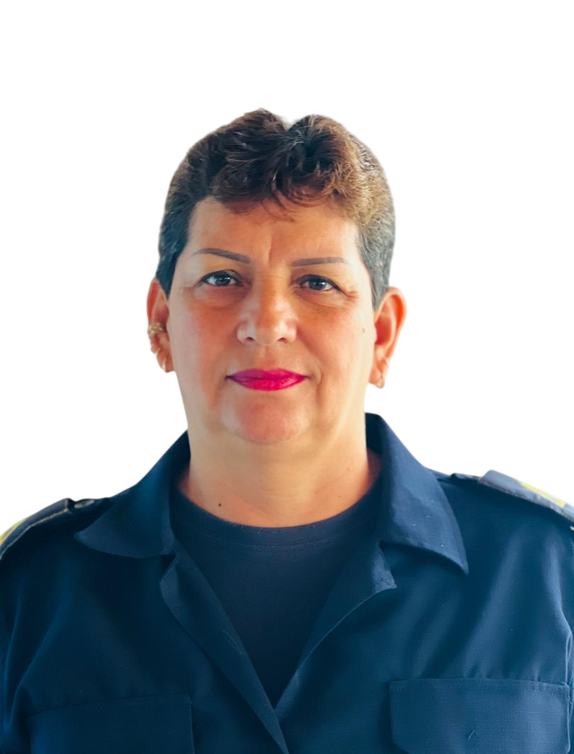 Mujer con uniforme azul oscuro, cortada en el pecho, con cabello corto, peinada, y labios rojos.