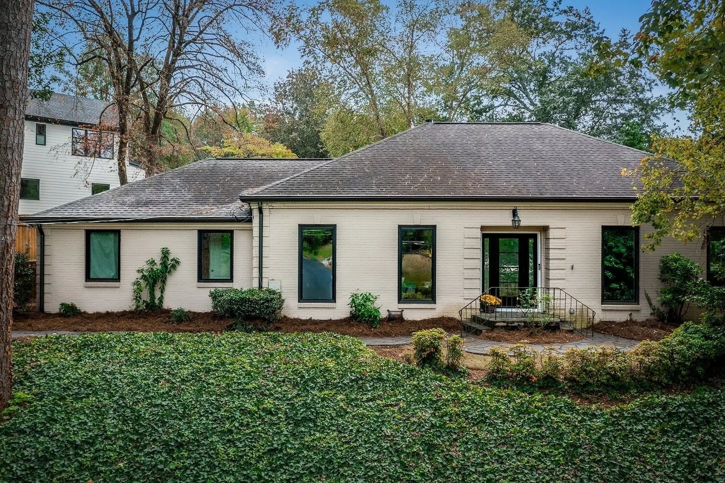 ✨ Open House Today 2-4pm with @meredithparks.atl ✨

This 3BD/2BA home features hardwoods, soaring ceilings, a renovated kitchen, and thoughtful updates throughout. The backyard is an entertainer&rsquo;s dream with a saltwater pool, outdoor kitchen, f