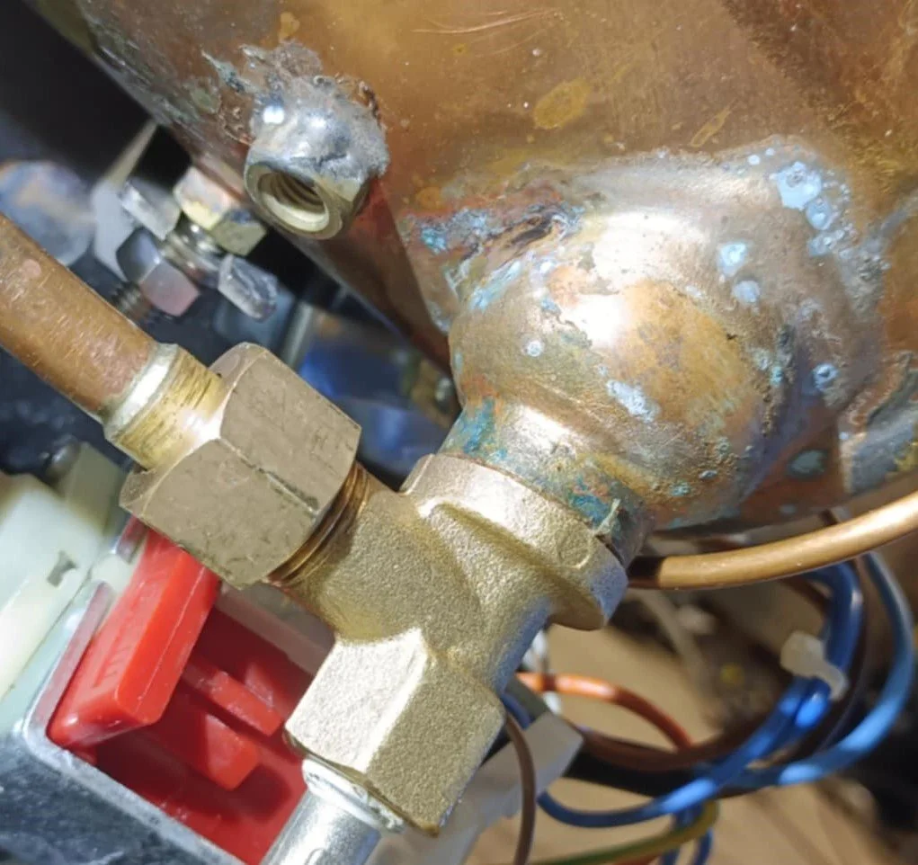 Hos Espressoservice.dk  udf&oslash;rer vi ogs&aring; special reparationer som renovering af sj&aelig;ldne elektronikbokse, eller egentligt smedearbejde, fx polering, eller som her, renovering, t&aelig;tning og trykpr&oslash;vning af en revnet kobbert