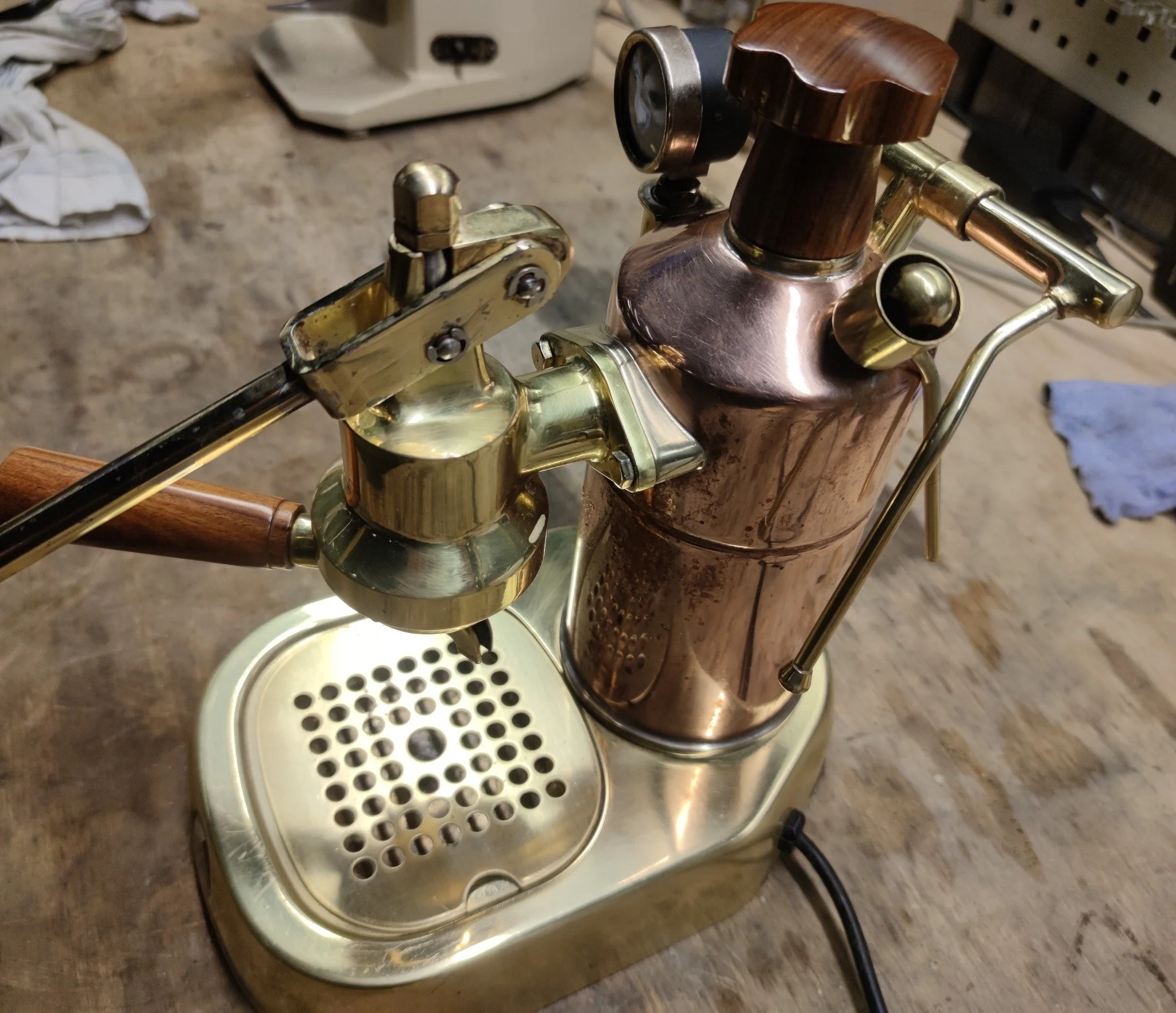 ✨ F&aring; din gamle espressomaskine &ndash; eller en l&aelig;kker brugt model &ndash; renoveret fuldst&aelig;ndigt hos os! ✨

P&aring; vores specialv&aelig;rksted kan vi klare det meste. Her har vi netop givet nyt liv til en ikonisk italiensk La Pav