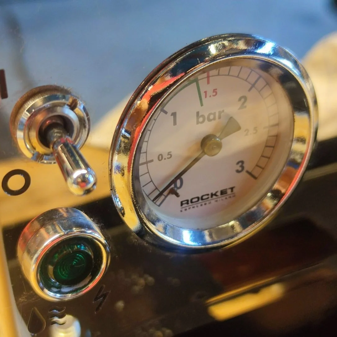 ☕✨ Fra varme kedler og snerrende ventiler til h&oslash;jglanspolerede bryggrupper &ndash; vi f&aring;r det hele til at spille.
Vi justerer, renser, polerer og fintrimmer, indtil hver maskine leverer espresso, som den skal smage.

🔧 Uanset om det er 