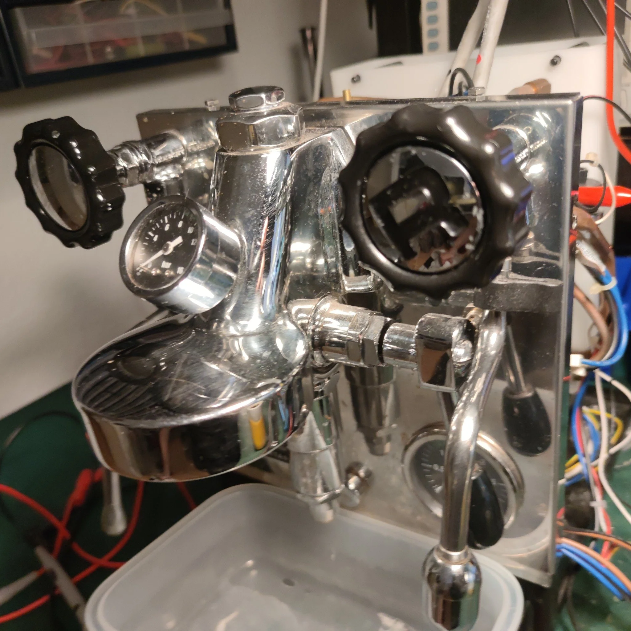 ☕🔬 N&aring;r en fejl kun viser sig en gang imellem&hellip; s&aring; m&aring; m&aring;leudstyret frem.

Hos EspressoService.dk tager vi fejlfinding alvorligt.
Nogle maskiner fejler konstant &ndash; og s&aring; er de ofte nemme at reparere.

Men andre