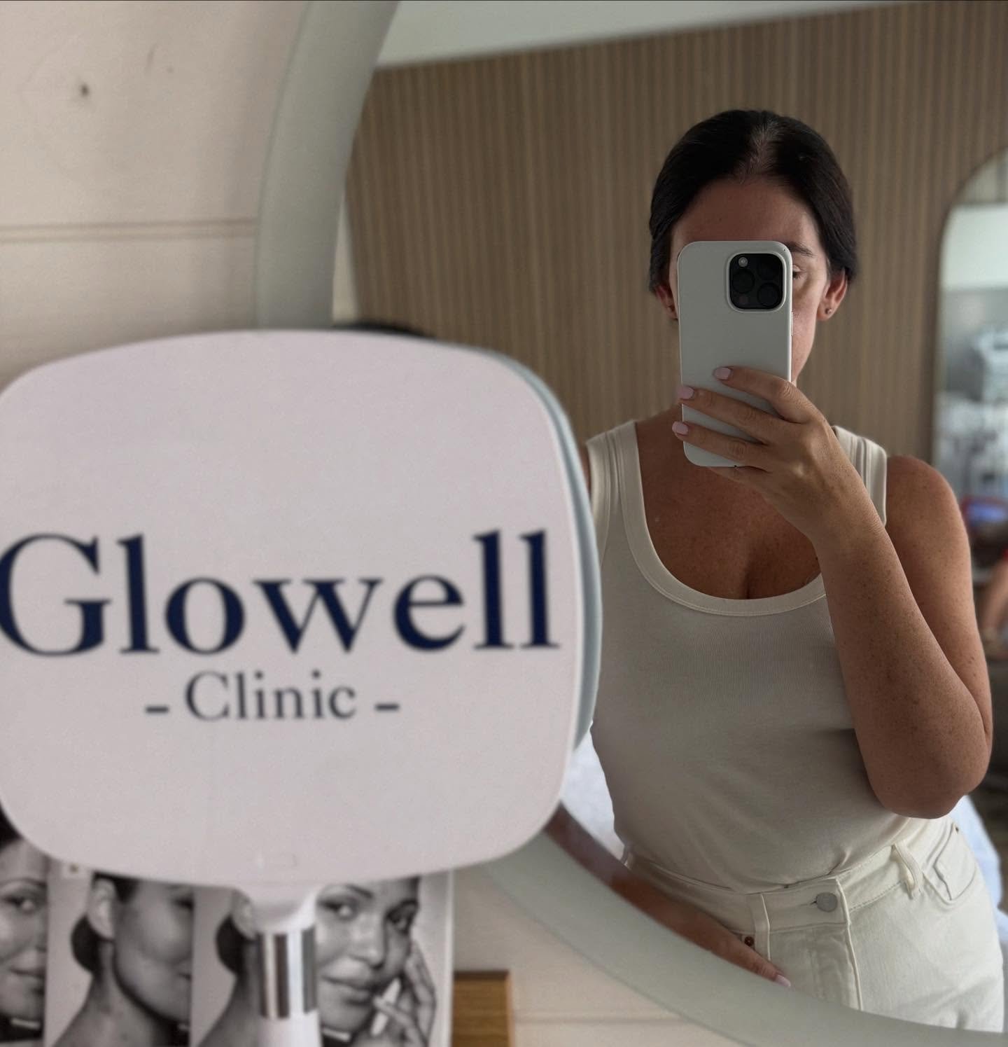 What happened to September? Blinked and I missed it! 

1. Lymphatic drainage massage @glowellclinic 
2. All girls officially back to school and nursery 
3. A fractured child 
4. Starting to document my @decaar_uk algae peel course to showcase how ama