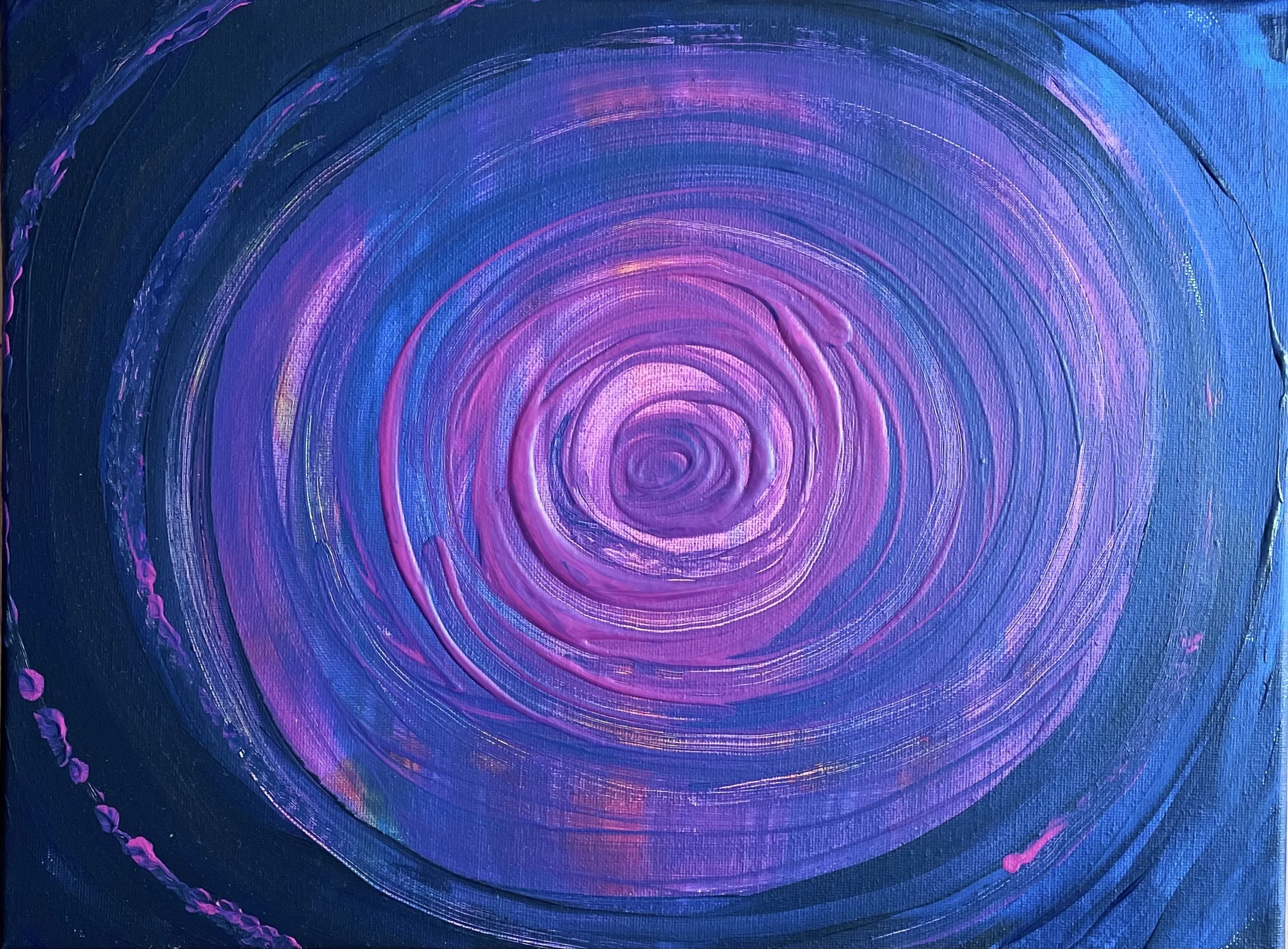 Energiebild. Das Herz des Universums. Energie in Schwingung. Verbundenheit, Spiritualität, Transformation im Einklang. Abstraktes Gemälde in blaulila Farbkreisen, die sich konzentrisch ausbreiten auf einer Leinwand.