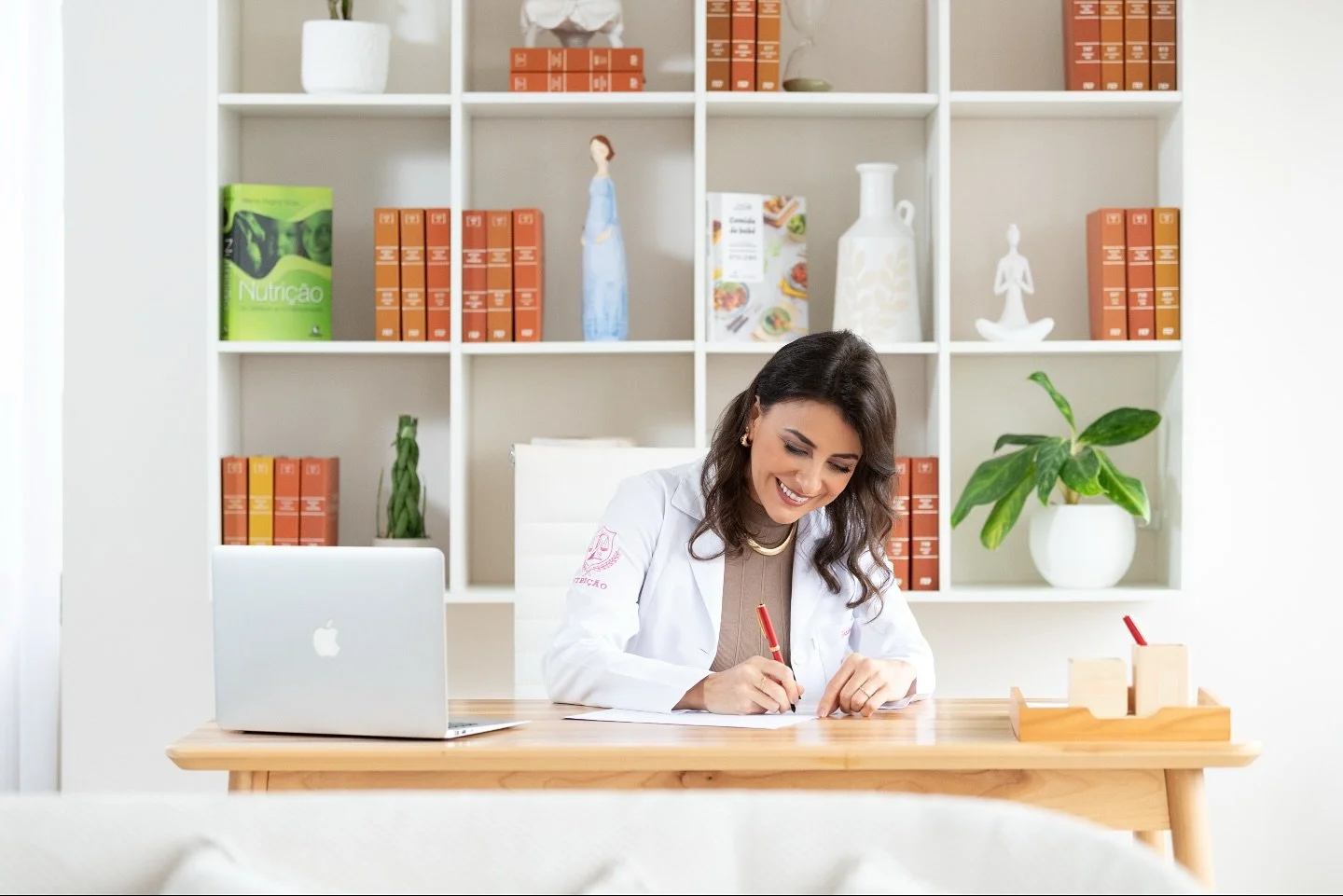 Durante a consulta nutricional realizo um atendimento personalizado, de acordo com o objetivo, focando em nutrientes espec&iacute;ficos em diferentes fases como fertilidade, gesta&ccedil;&atilde;o e condi&ccedil;&otilde;es espec&iacute;ficas (diabete