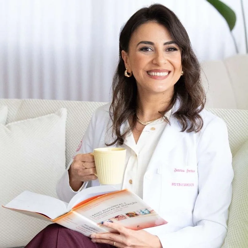 ✨ Ol&aacute;, eu sou a J&eacute;ssica Freitas, nutricionista materno-infantil 💛
Sou formada em Nutri&ccedil;&atilde;o pela Universidade Nove de Julho, especialista em Nutri&ccedil;&atilde;o Cl&iacute;nica (Ganep Educa&ccedil;&atilde;o), p&oacute;s-g