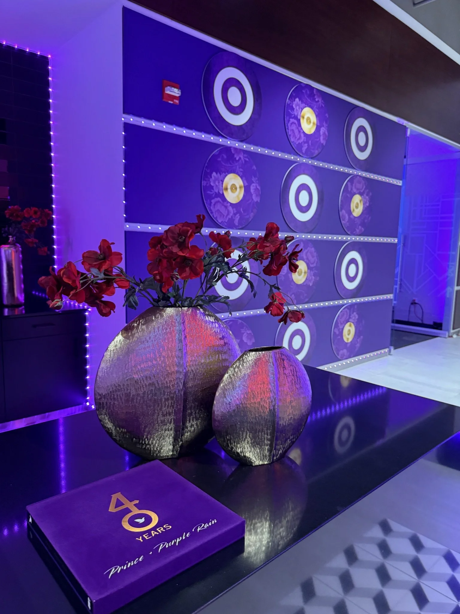 Target Music Lounge - La Salle Plaza