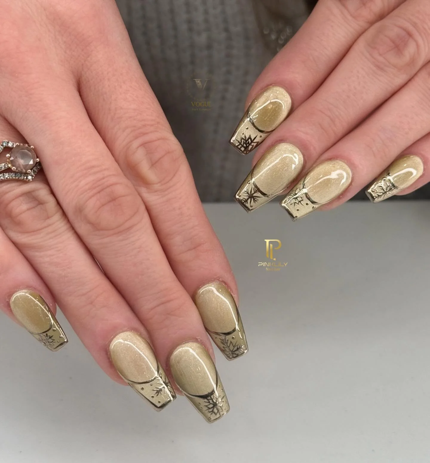 Cat eye and delicate chrome line art ✨ Simple, but elegant 🤍

There&rsquo;s only 5 more days left until Christmas- come to PinkLily Nail Bar &amp; Vogue Nail Lounge for all of your holiday needs! 🎁

Walk-in or book an appointment now! 

PinkLily Na