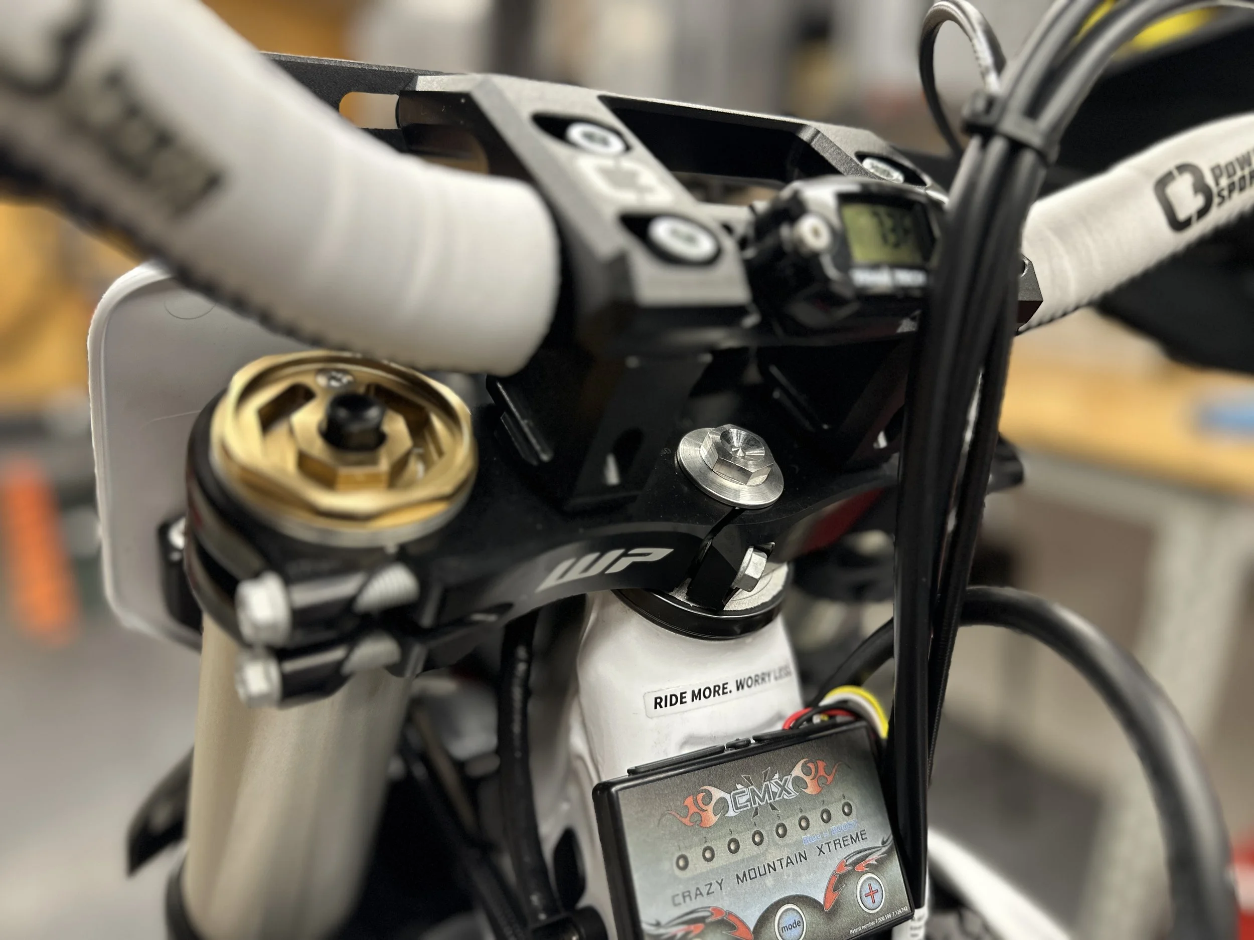 Close-up of the low bar riser and heated-handlebar hose routing