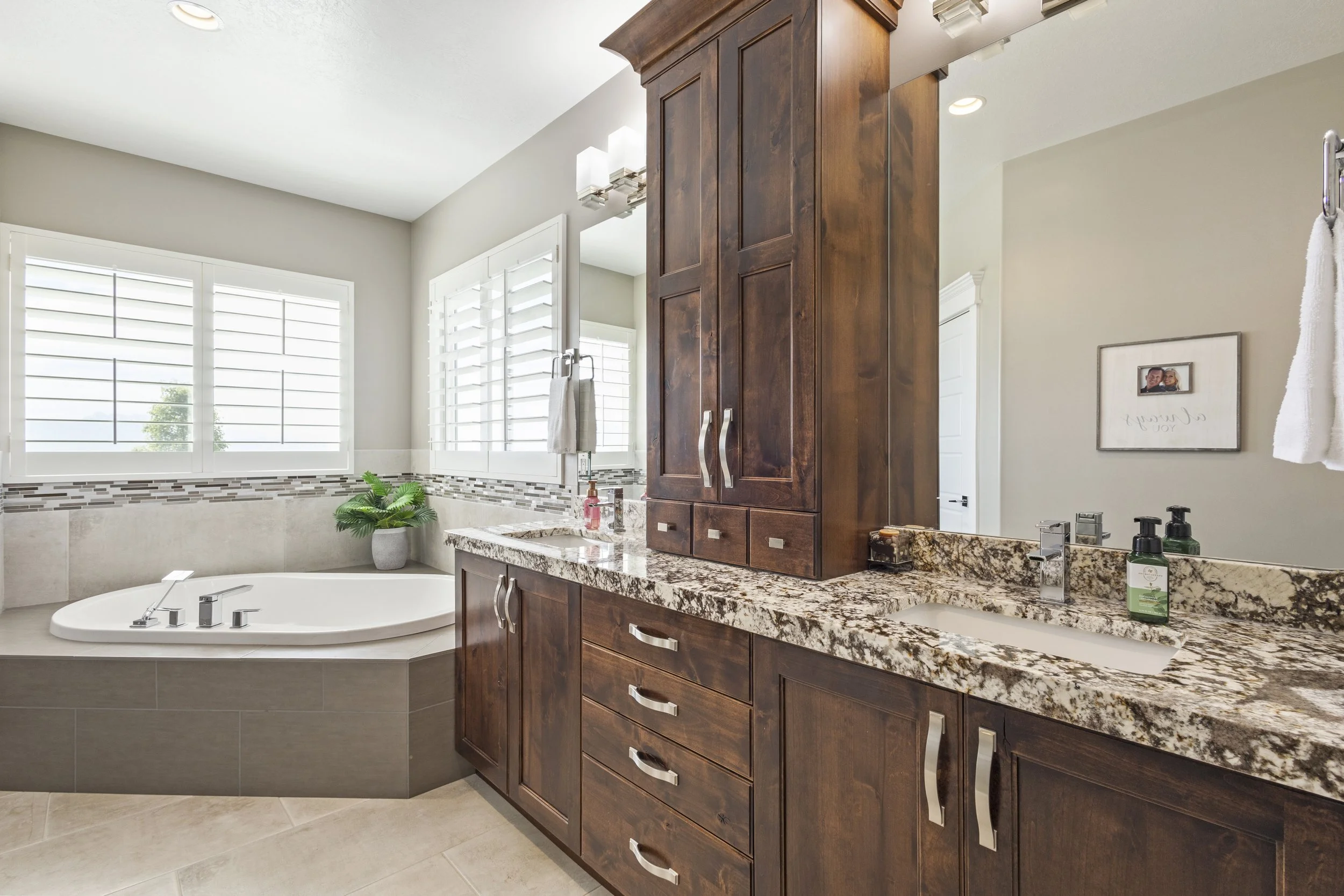 38 Master Bathroom c.JPG