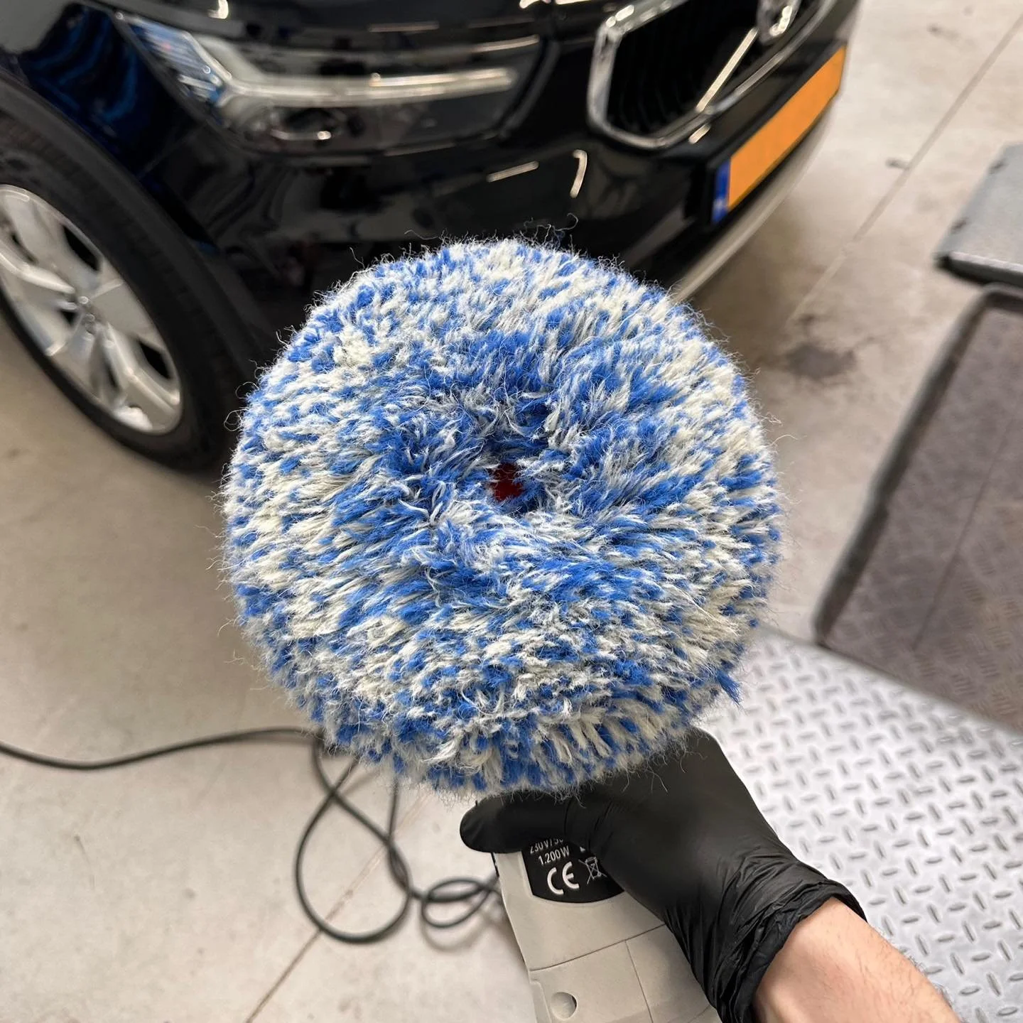 This is where correction begins.
Hier begint het herstel.

Wool pad. Rotary power. Deep cut.
Wolpad. Roterend vermogen. Diepe correctie.

#GlossFleet #PaintCorrection #PolishingTools #DetailingGear #DetailingNL #SwirlRemoval #AutoDetailing
