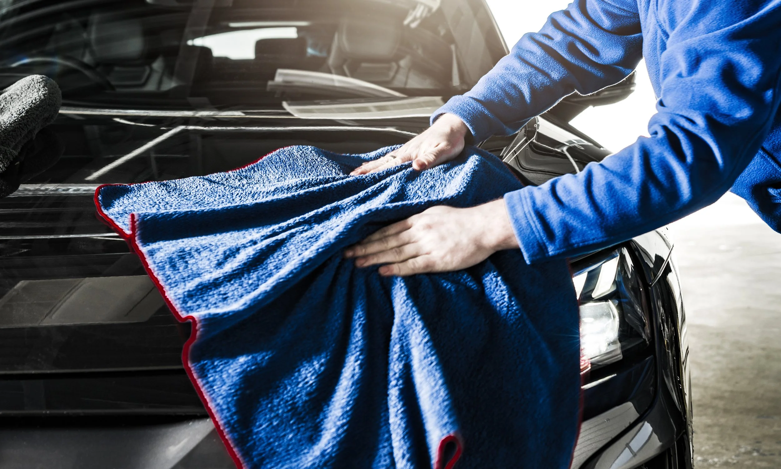 car-detailer-cleaning-vehicle-body-using-soft-clot-2025-03-15-00-55-15-utc.jpeg