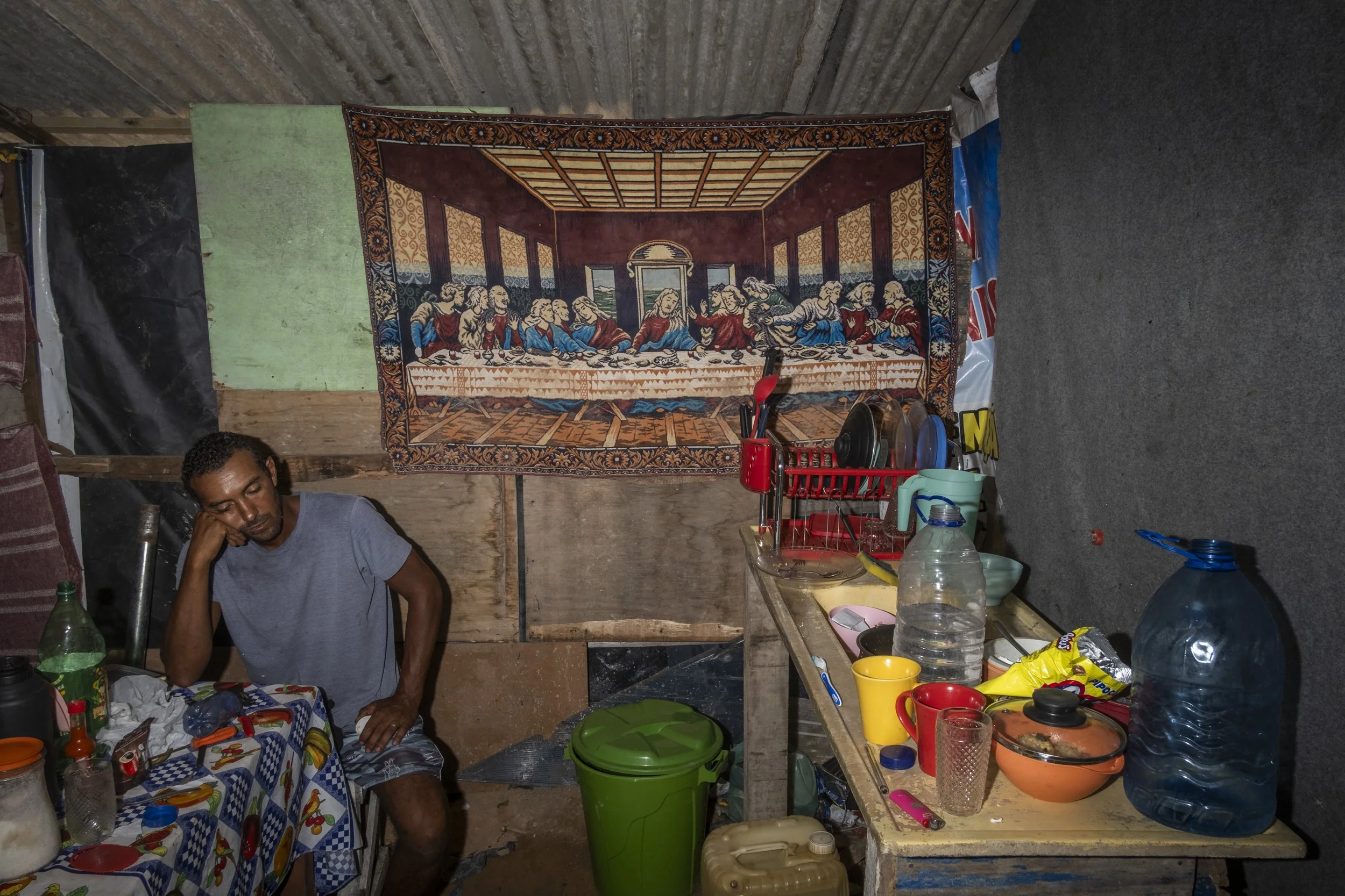 Dentro do barraco de um morador do assentamento Tereza de Benguela, uma ocupação do Movimento dos Trabalhadores Sem Teto (MTST) na periferia de Maceió, capital de Alagoas.