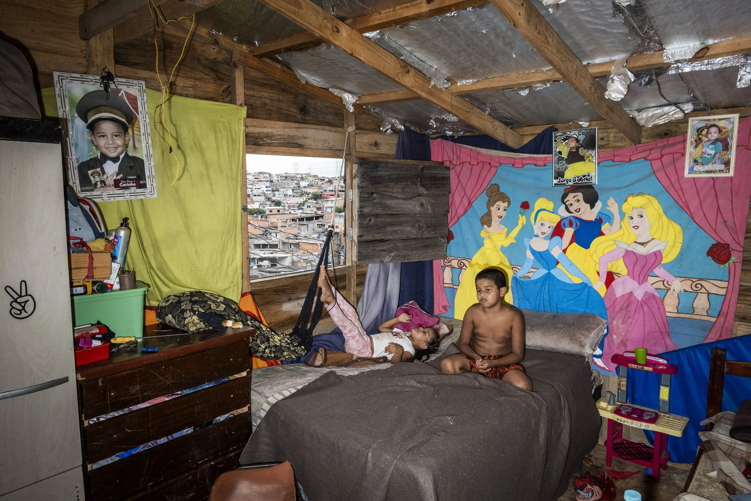 Duas crianças em um barraco dentro da Anchieta, uma comunidade ocupada na zona sul de São Paulo.