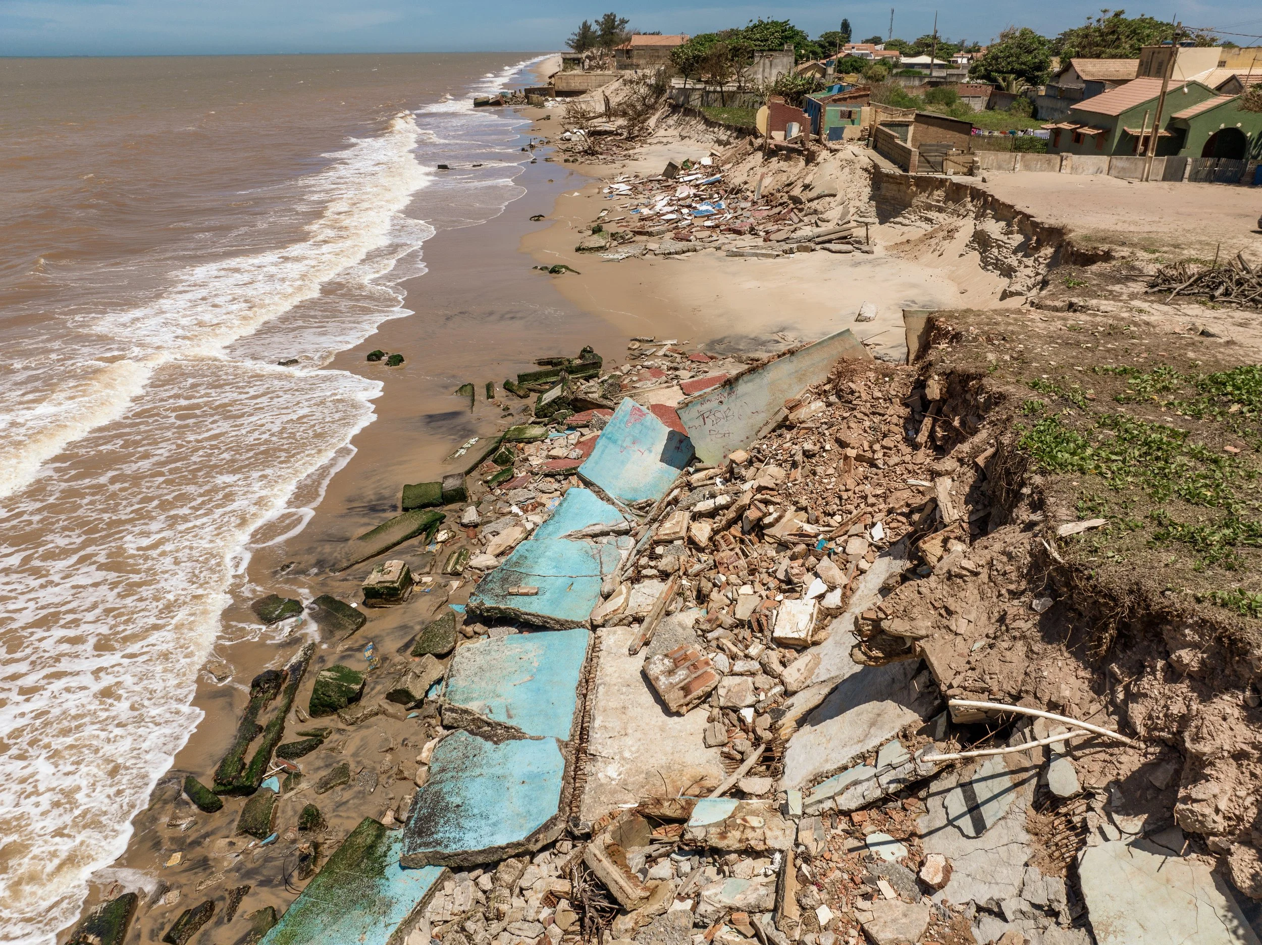 Ruínas de casas destruídas pelo avanço do mar em Atafona, no litoral norte do Rio de Janeiro, uma cidade que há décadas sofre com a erosão costeira extrema. As estruturas de antigas residências, antes cheias de vida, hoje estão parcialmente submersas