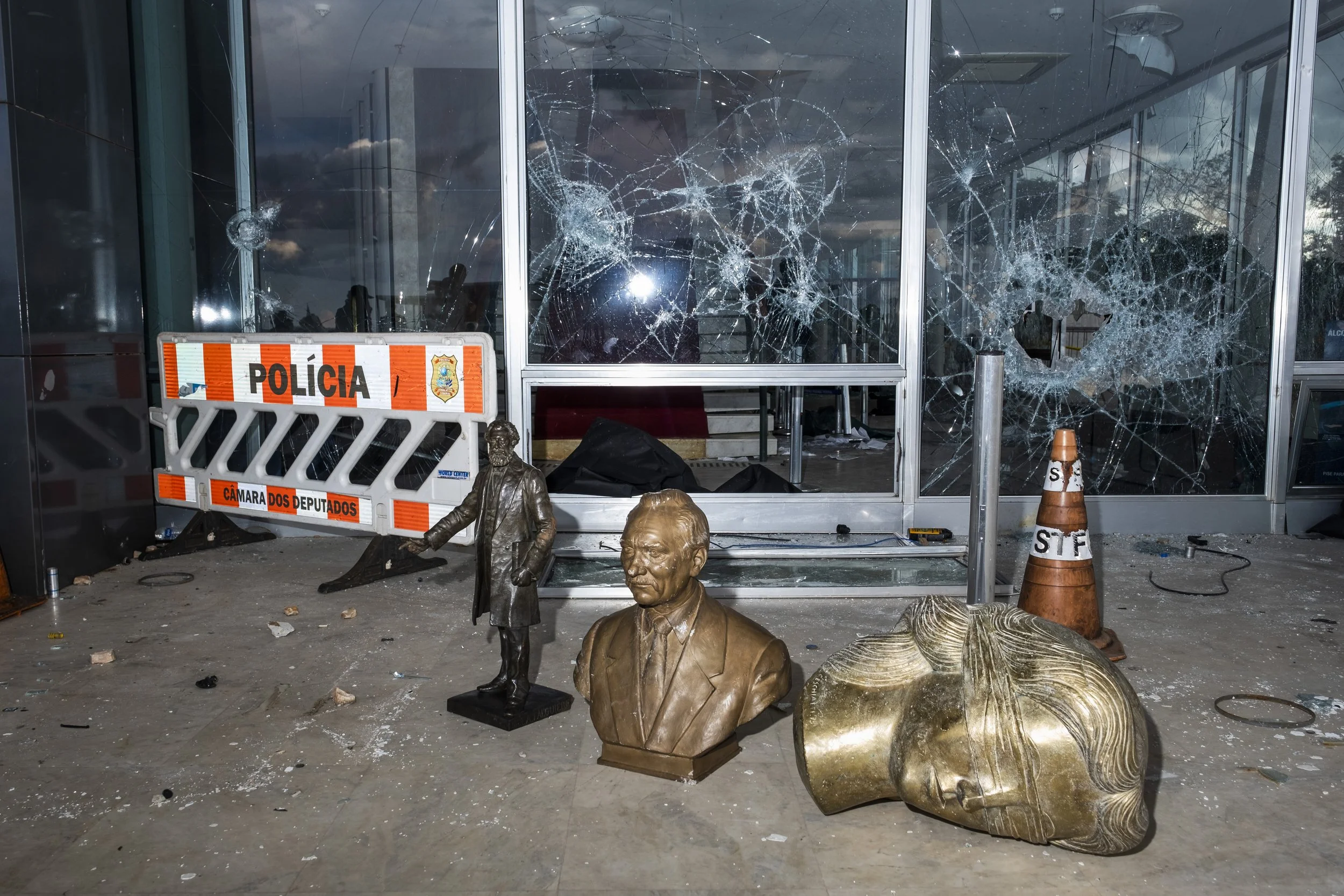 Após os atos violentos de 8 de janeiro 2023 em Brasília, apoiadores do ex-presidente Jair Bolsonaro invadiram o Congresso Nacional e o Supremo Tribunal Federal, deixando um rastro de destruição e esculturas quebradas