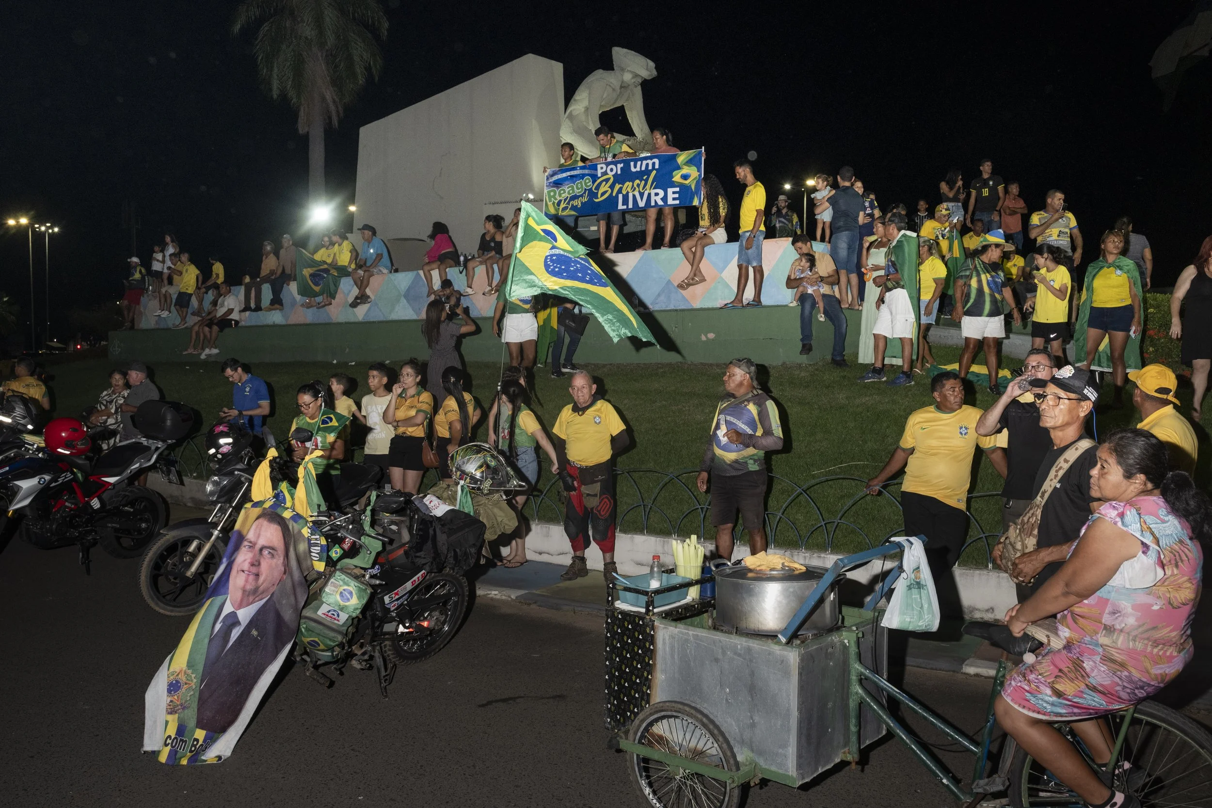 Apoiadores de Jair Bolsonaro protestam no centro de Boa Vista, enquanto a cidade continua marcada pelos efeitos do garimpo ilegal que, por anos, utilizou Boa Vista como base logística para a invasão da Terra Indígena Yanomami. A atividade provocou um