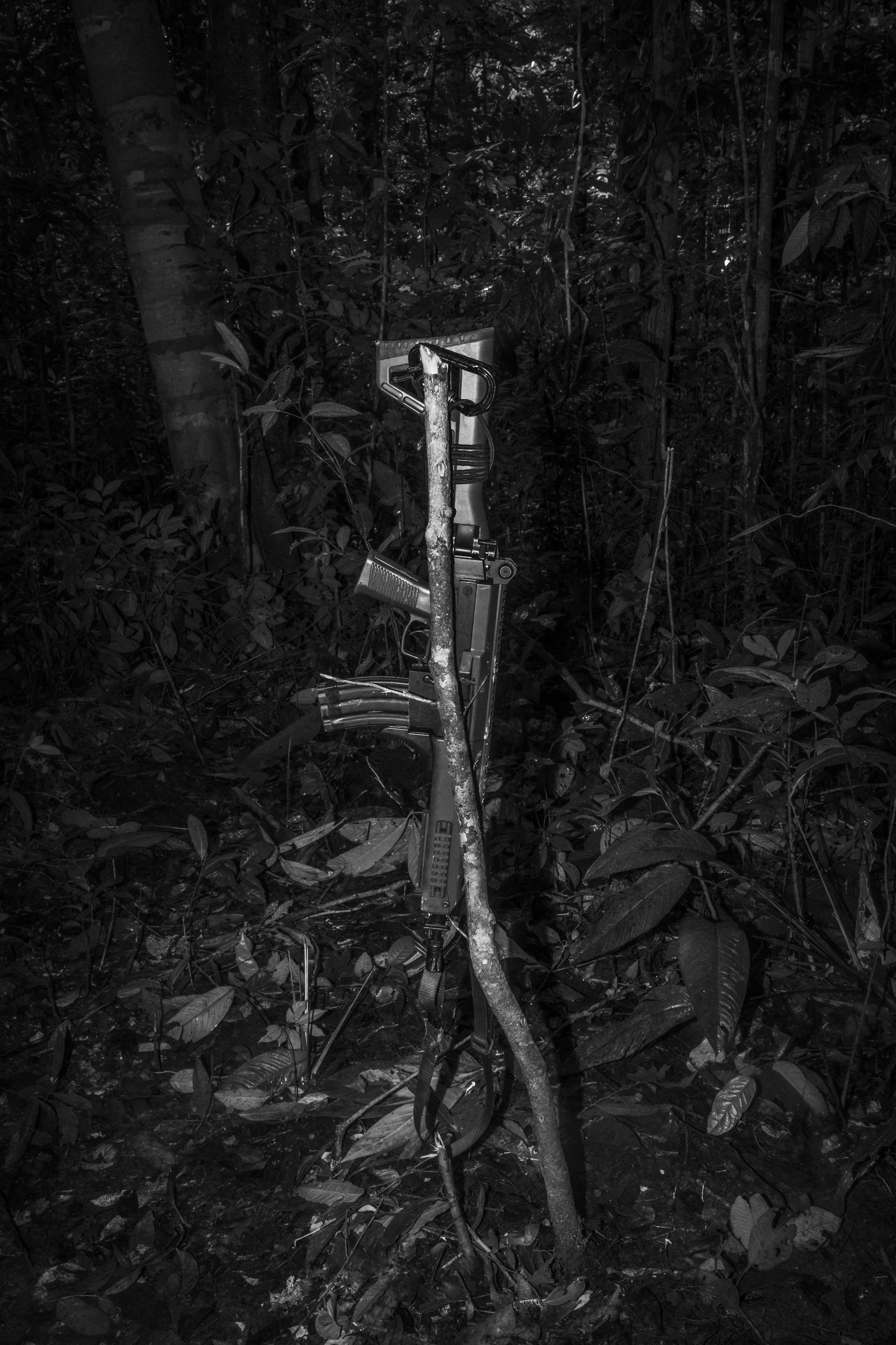 An IMBEL IA2 rifle carried by a member of the Brazilian Army’s special Selva unit during a patrol along a jungle trail near the Brazil–Colombia border. Located in the tri-border region between Brazil, Peru, and Colombia, the Vale do Javari Indigenous