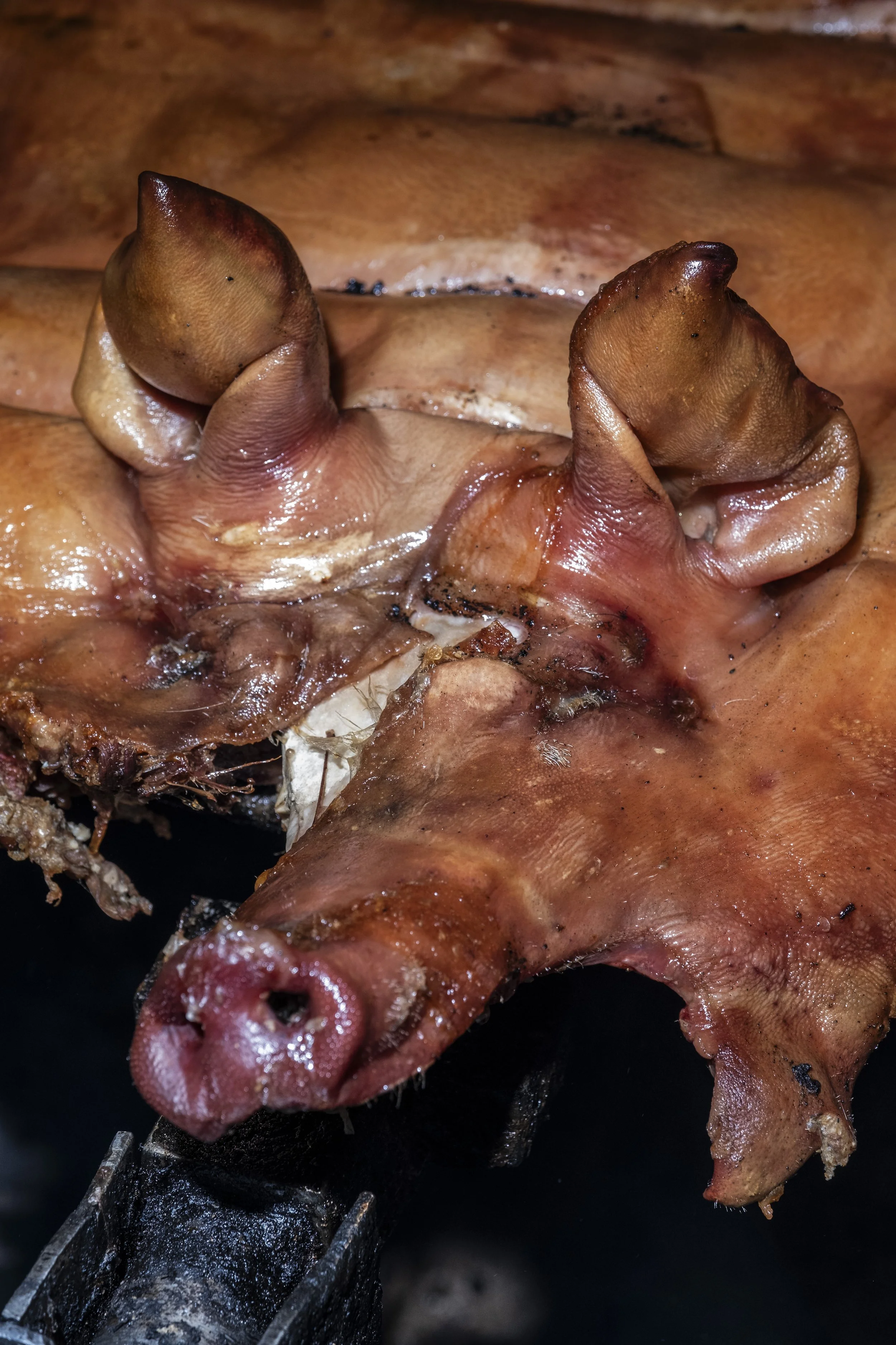 Um porco inteiro assando na grelha do restaurante A Casa do Porco, em São Paulo.