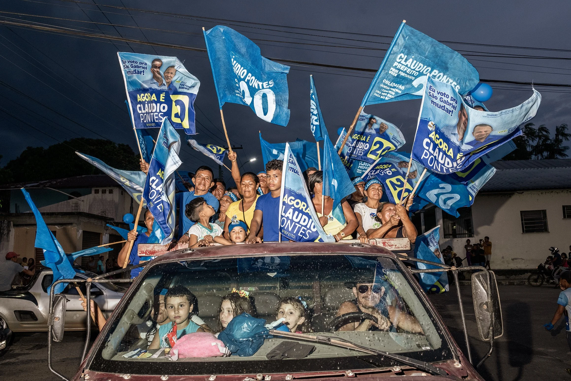 Apoiadores do candidato de direita Paulo Pontes participam de um ato em São Gabriel da Cachoeira, Amazonas, usando caminhonetes e motocicletas para promover sua campanha nas eleições municipais. São Gabriel é considerado o município mais indígena do 
