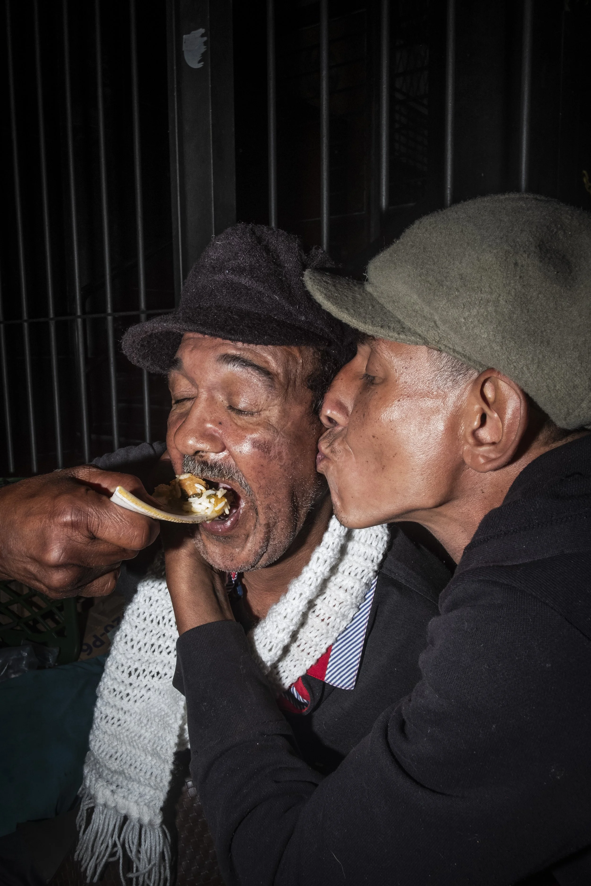 SÃO PAULO, BRAZIL — MAY 11, 2023: Two homeless friends share a moment of laughter while eating a meal distributed by volunteers in downtown São Paulo.
Português (Brasil):
SÃO PAULO, BRASIL — 11 DE MAIO DE 2023: Dois amigos em situação de rua comparti