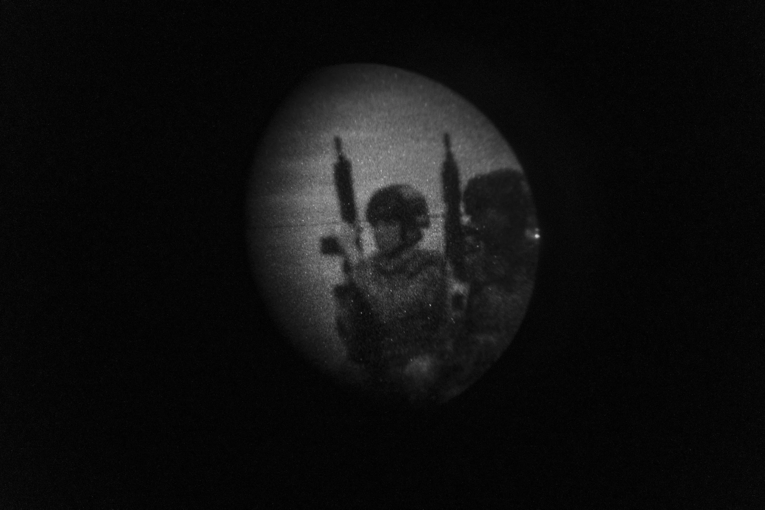 Brazilian soldiers, seen through infrared night-vision binoculars, maintain their position aboard a boat while patrolling the Solimões River, monitoring and intercepting vessels navigating at night. The Army calls this location “Ponto Forte” (“Strong
