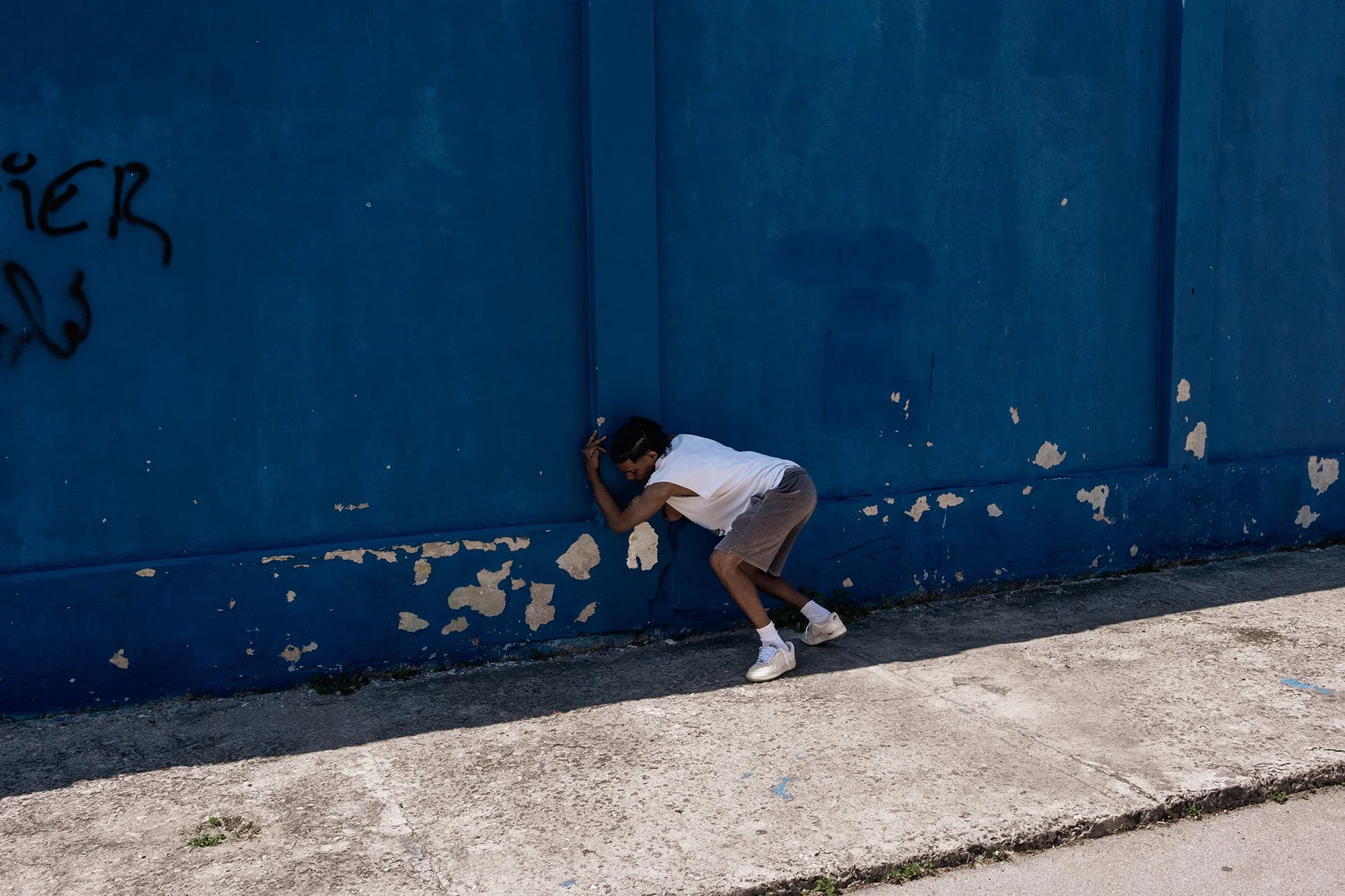 A young man, apparently under the effects of “químico”—a cheap synthetic drug reportedly circulating on the island and believed to contain a mixture of different chemicals, including fentanyl—struggles to stand on a street in Havana.