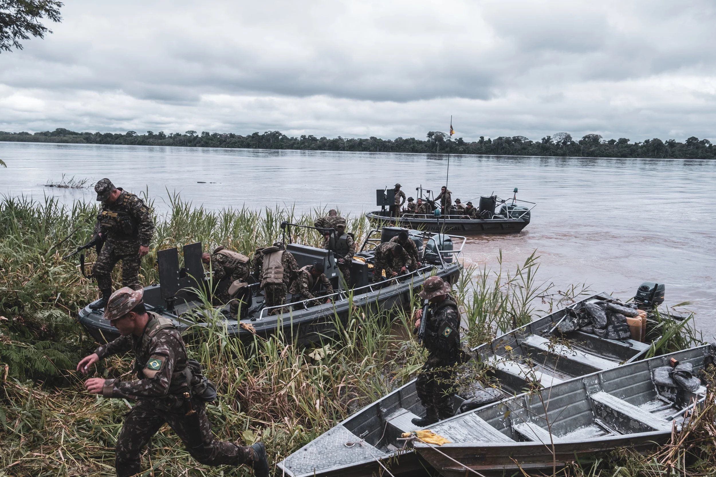 A Brazilian Army unit from the Ipiranga Pelotão met with a Colombian counterpart at the border along the Içá/Putumayo River for a briefing to share information on operations against narcotrafficking movements in the area.