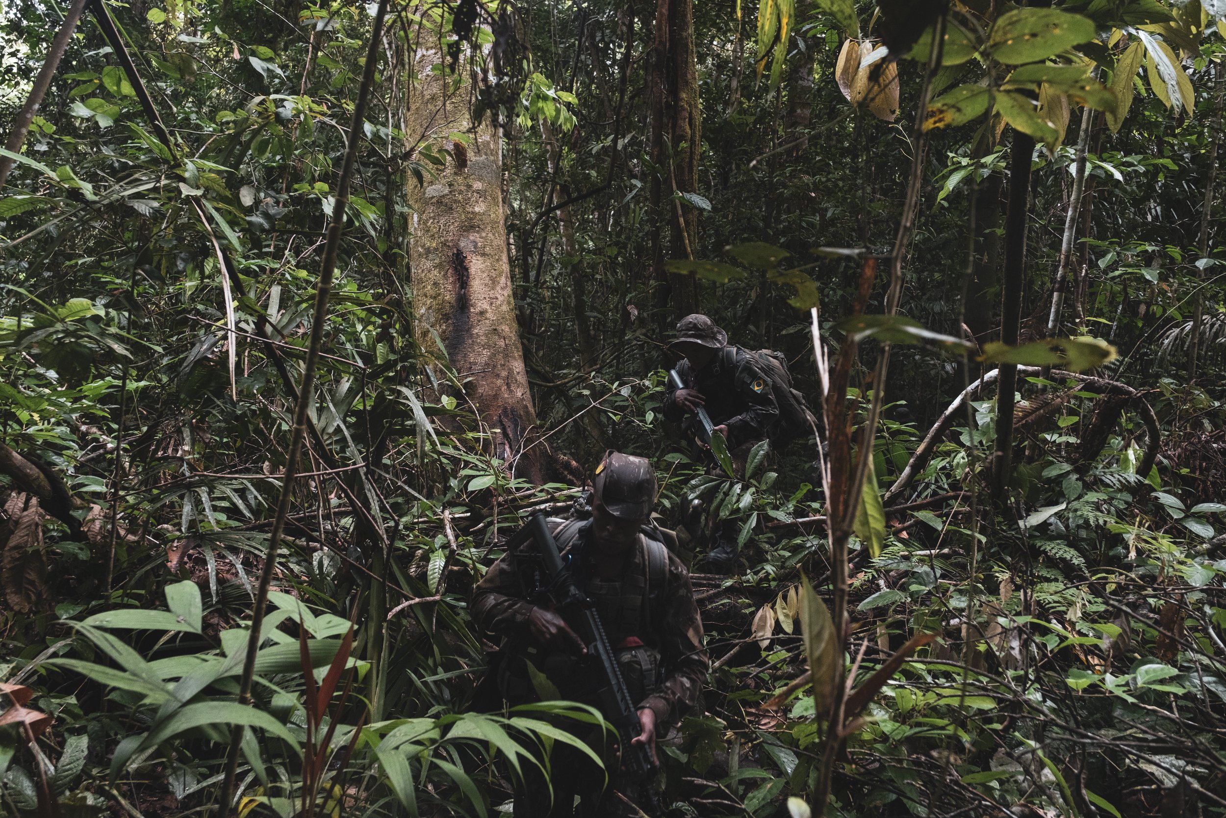 Members of the Brazilian Army’s special unit Selva patrol a jungle trail along the Colombian border where Brazilian forces recently engaged with the Colombian narco-guerrilla group Comando de la Frontera, accused of smuggling drugs into Brazil.