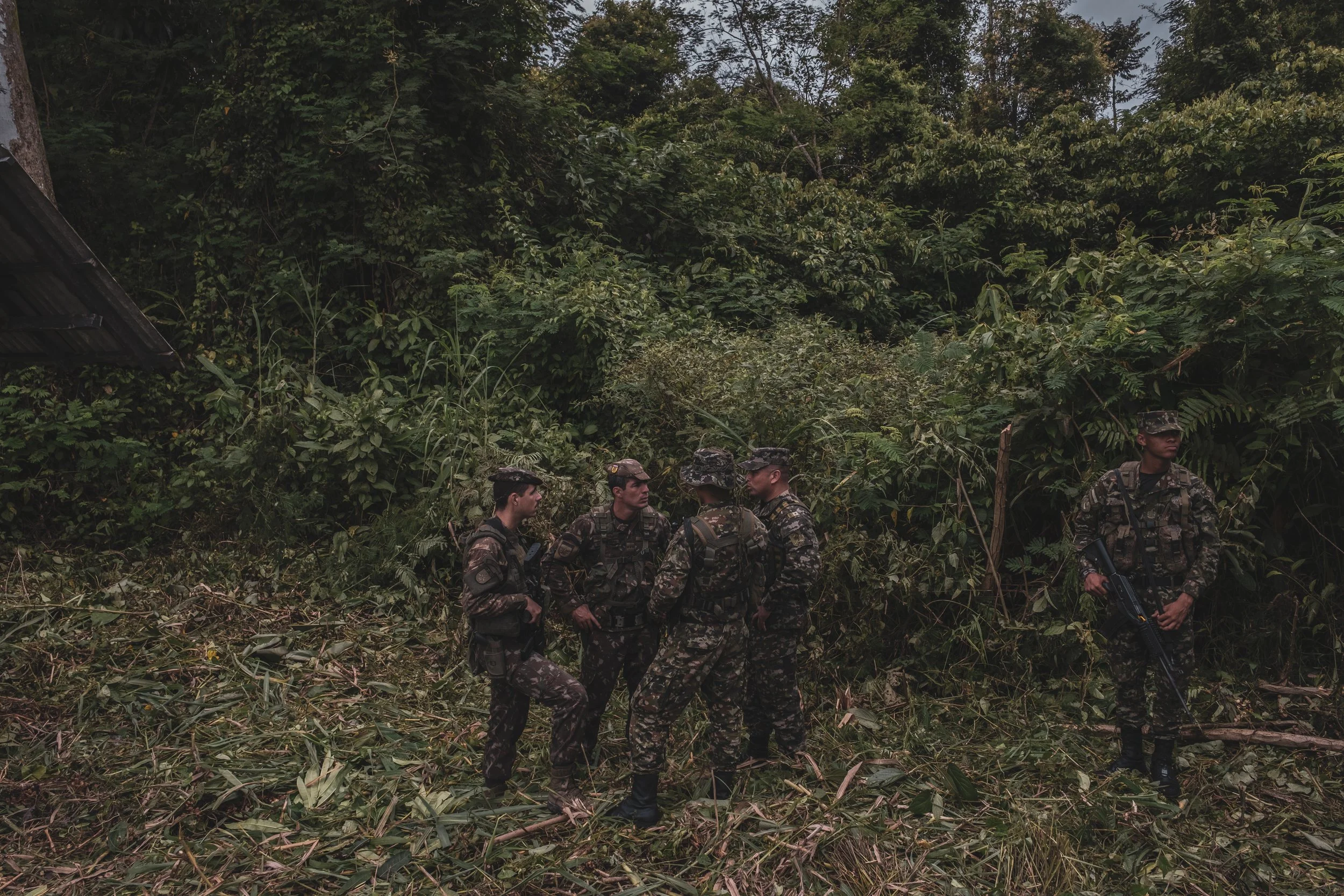 A Brazilian Army unit from the Ipiranga Pelotão met with a Colombian counterpart at the border along the Içá/Putumayo River for a briefing to share information on operations against narcotrafficking movements in the area.