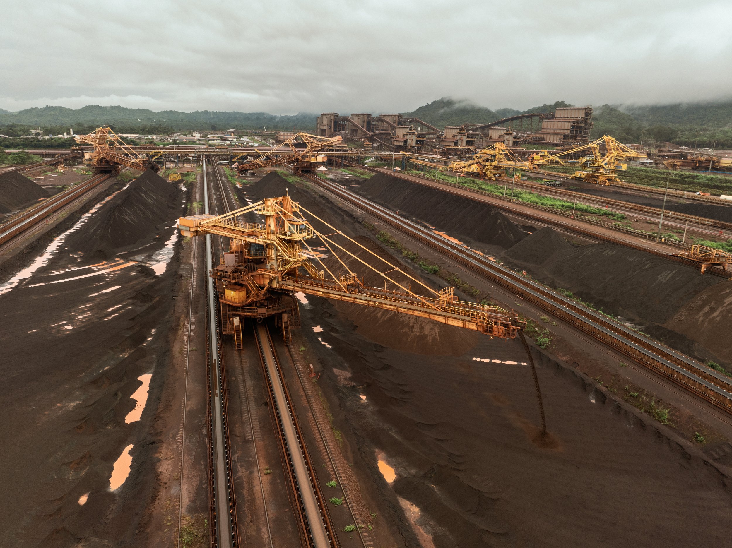 Máquinas operam na área de produção do S11D, onde o minério de ferro é separado e beneficiado antes de seguir em trens para transporte. O S11D — ou Serra Sul — é administrado pela Vale na Serra dos Carajás, Pará, e é o maior projeto de mineração de f