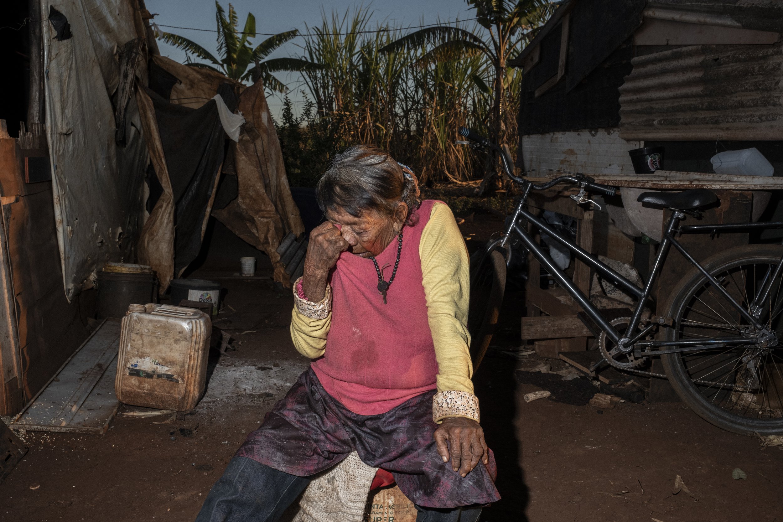 DOURADOS, BRAZIL - JUNE 11, 2025: Marcelina Paulo, 89, se emociona ao lembrar da mulher e da menina — vizinhas na retomada Guarani Kaiowá de Avaeté, perto de Dourados — mortas em um incêndio no barraco em 30 de março de 2025. A causa é investigada; a