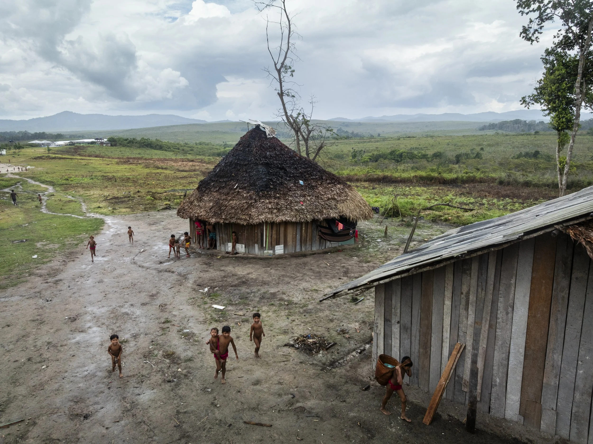 Vista da comunidade Yanomami na aldeia Surucucu e de suas casas tradicionais.