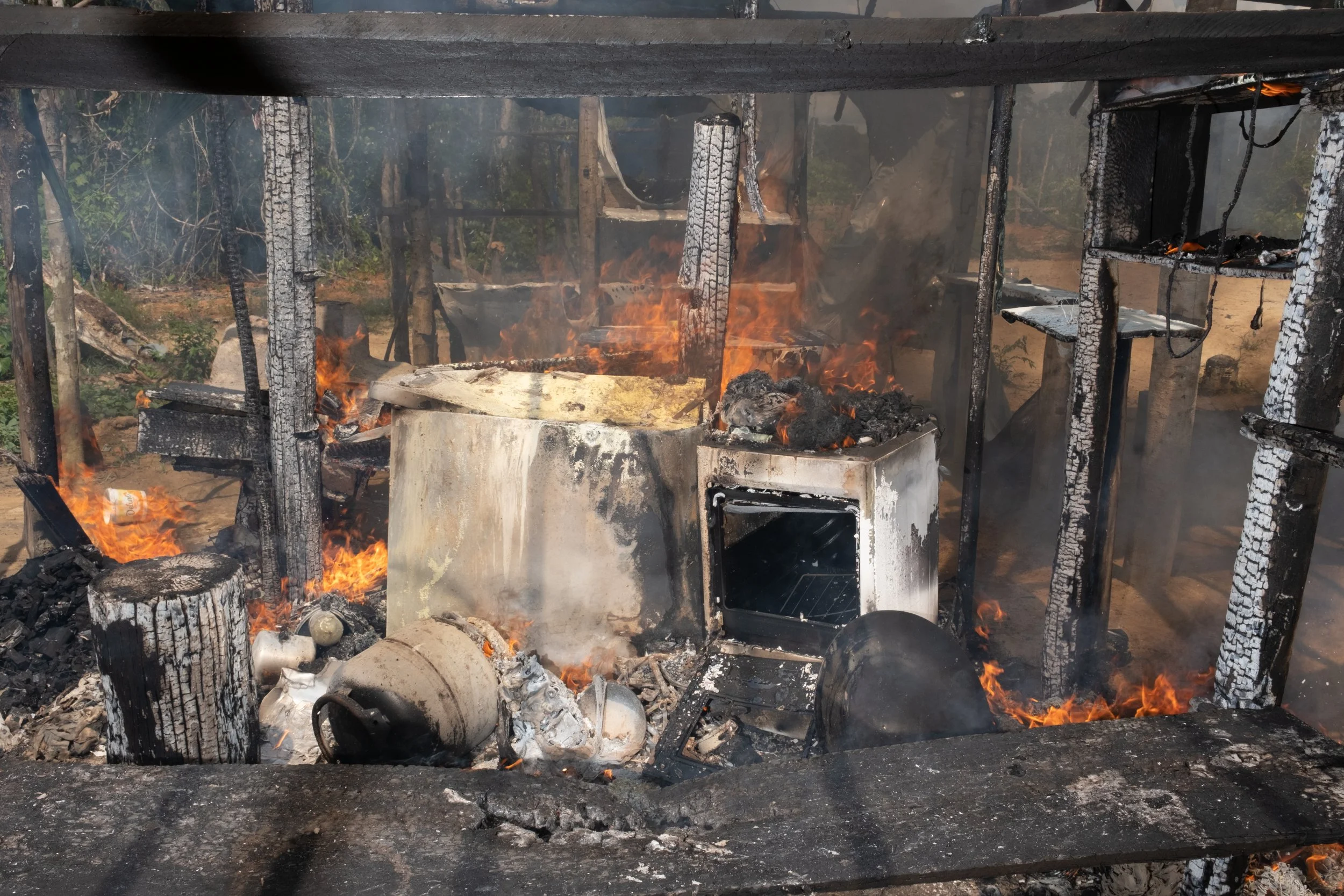 A cozinha improvisada de garimpeiros foi incendiada pelo Ibama durante uma operação para desativar um garimpo ilegal no interior da Terra Indígena Yanomami.