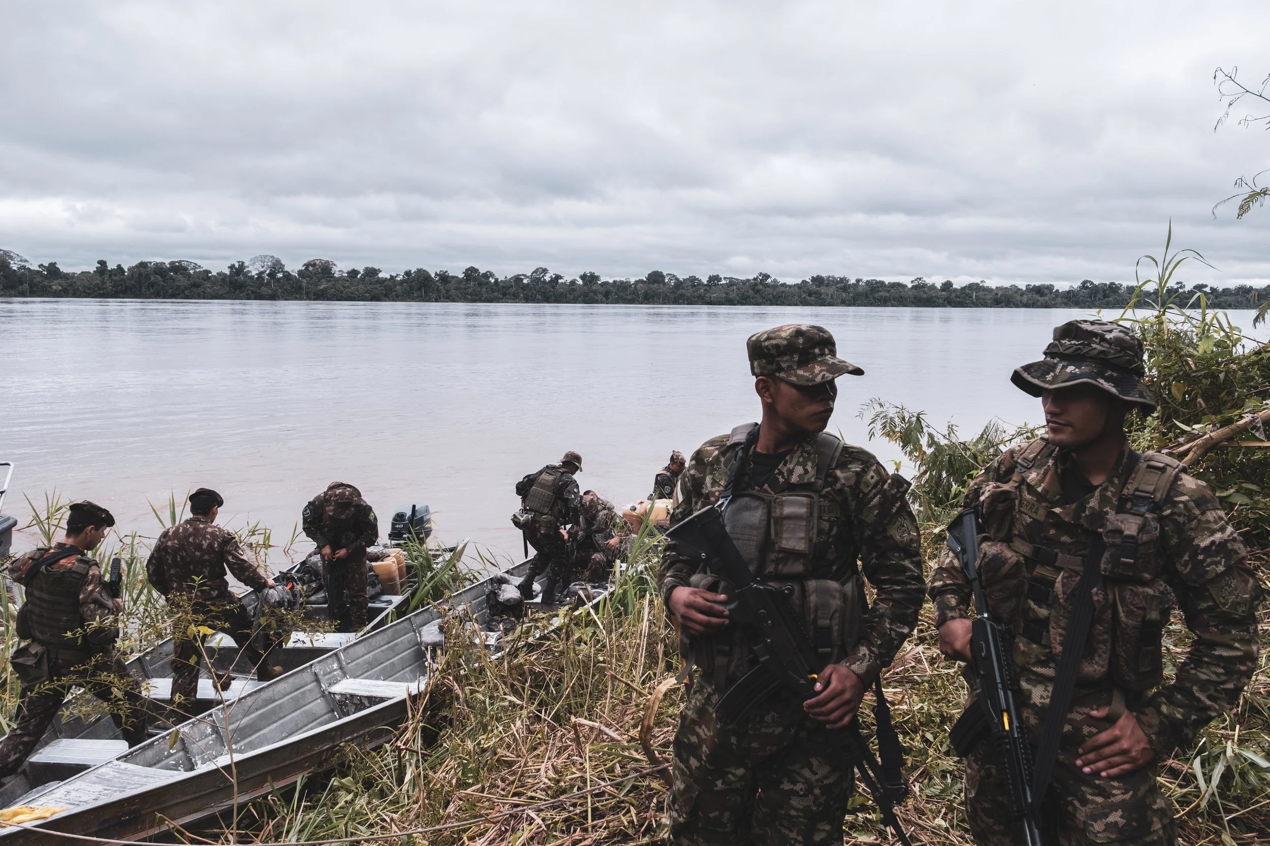 A Brazilian Army unit from the Ipiranga Pelotão met with a Colombian counterpart at the border along the Içá/Putumayo River for a briefing to share information on operations against narcotrafficking movements in the area.